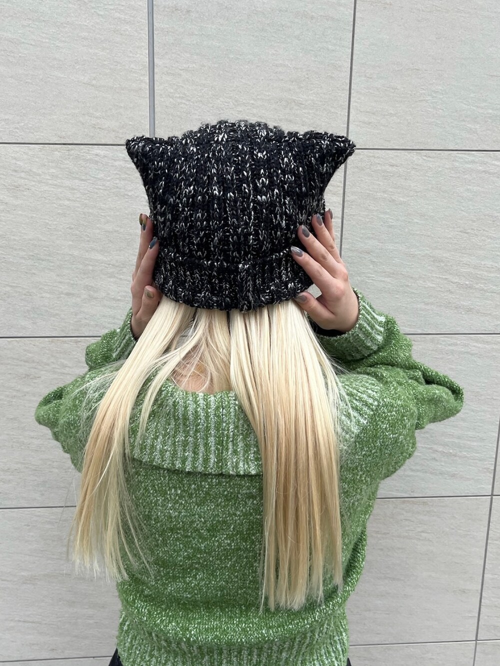 「override、ネコ耳、ネコ、ニット帽、デニム、スニーカー、パンツスタイル、カラーニット」｜「OVERRIDEのOVERRIDE  KNIT MIX CAT BEANIE 猫耳ビーニー（ニットキャップ/ビーニー、ブラック系）」を使った、YUIさん（レディース・157cm）の冬コーディネートの2枚目の写真