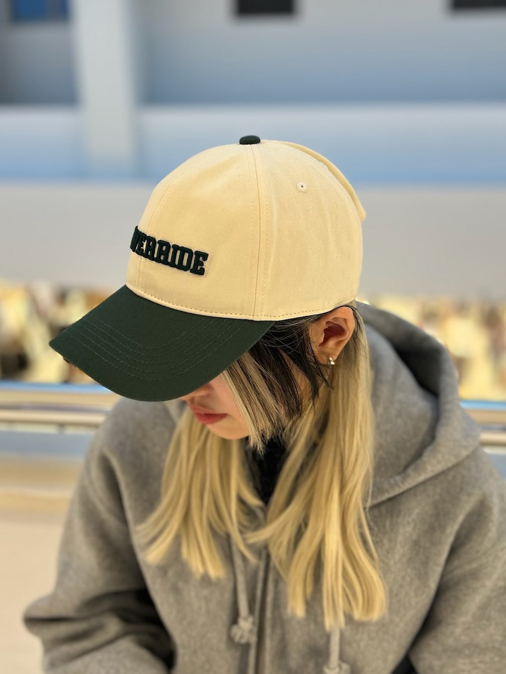 グリーン系のキャップを着用したレディースの冬コーディネートの3枚目の写真