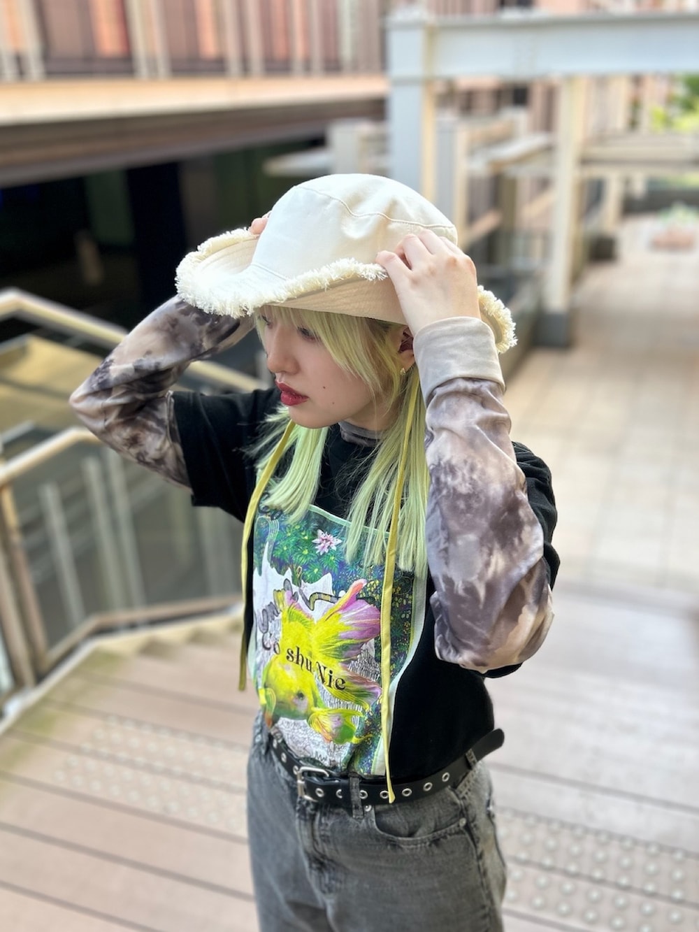 「テンガロンハット、帽子、紐付きハット、Kaorinomori、フェススタイル、フェスコーデ」｜「kaorinomoriのkaorinomori プラーハット / カオリノモリ（ハット、ベージュ系）」を使った、YUIさん（レディース・157cm）の春コーディネートの3枚目の写真