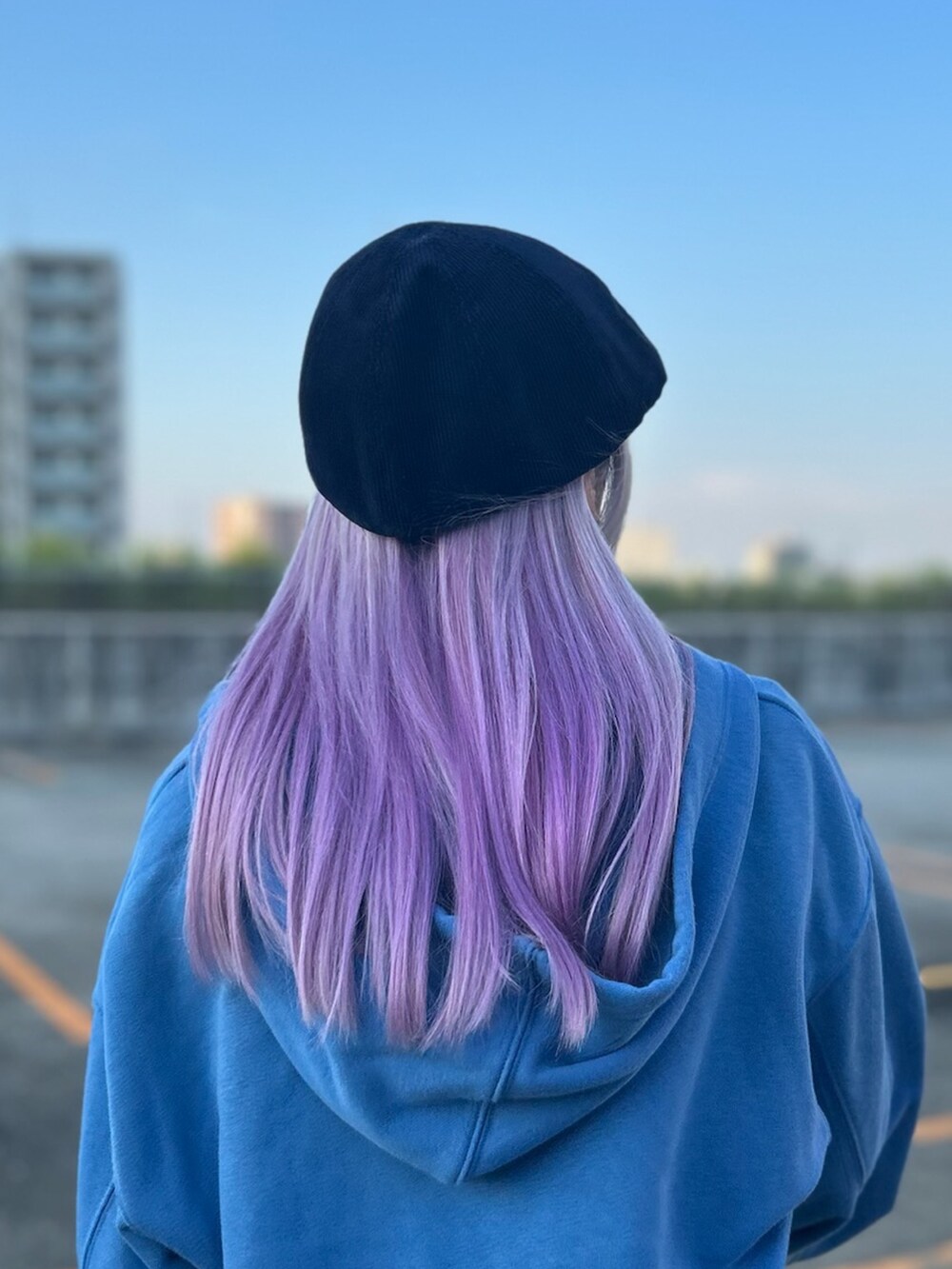 ブルー系のハンチング/ベレー帽を着用したレディースの秋コーディネートの3枚目の写真