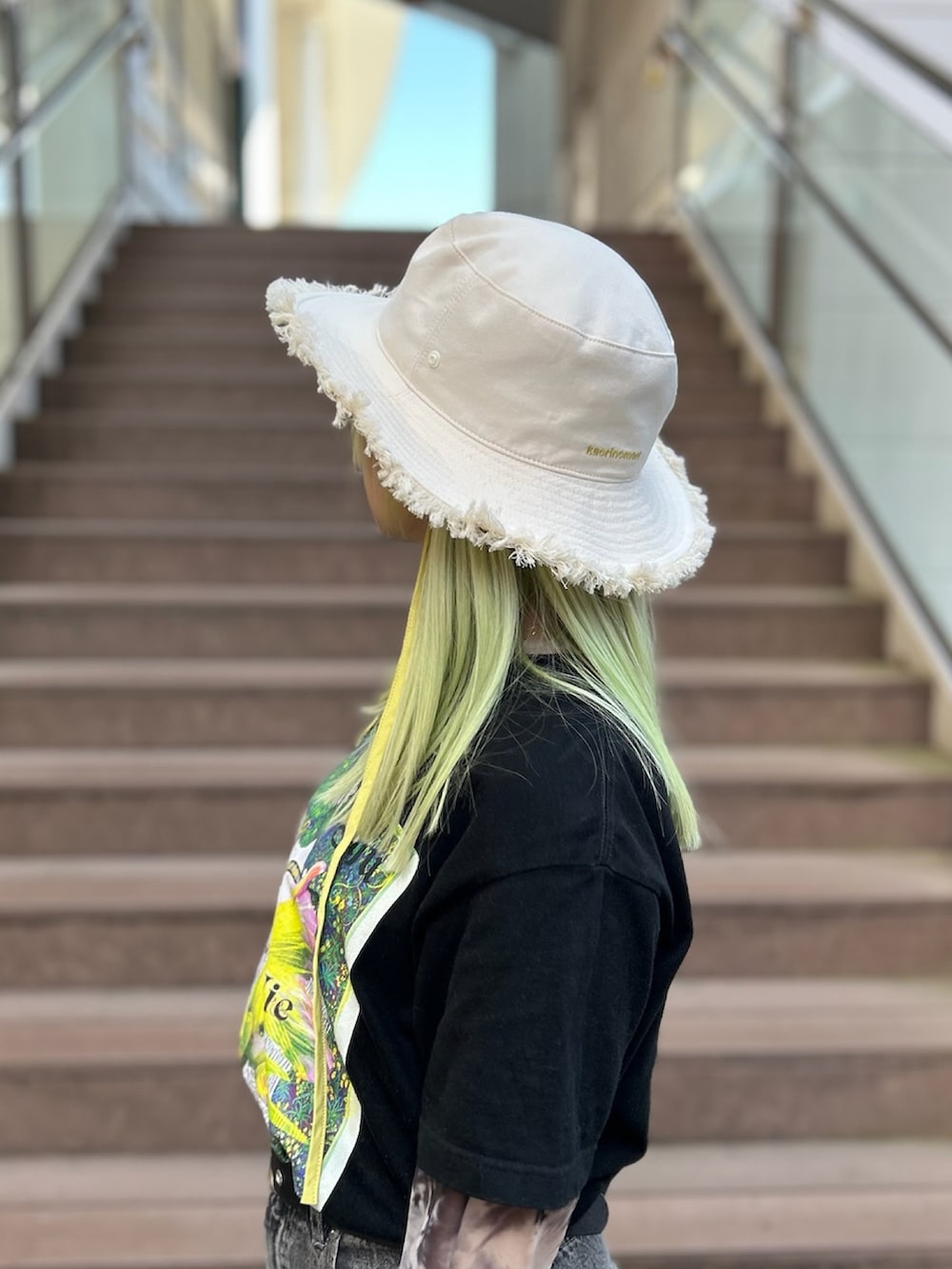 「テンガロンハット、帽子、紐付きハット、Kaorinomori、フェススタイル、フェスコーデ」｜「kaorinomoriのkaorinomori プラーハット / カオリノモリ（ハット、ベージュ系）」を使った、YUIさん（レディース・157cm）の春コーディネートの4枚目の写真