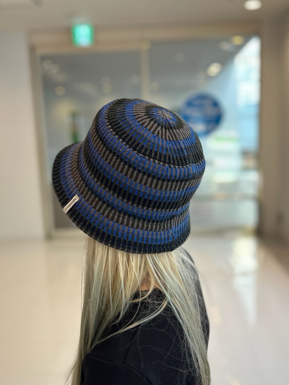 ブラック系のTシャツ/カットソー、ブラック系のデニムパンツ、ブラウン系のスニーカーを着用したレディースの秋コーディネートの3枚目の写真