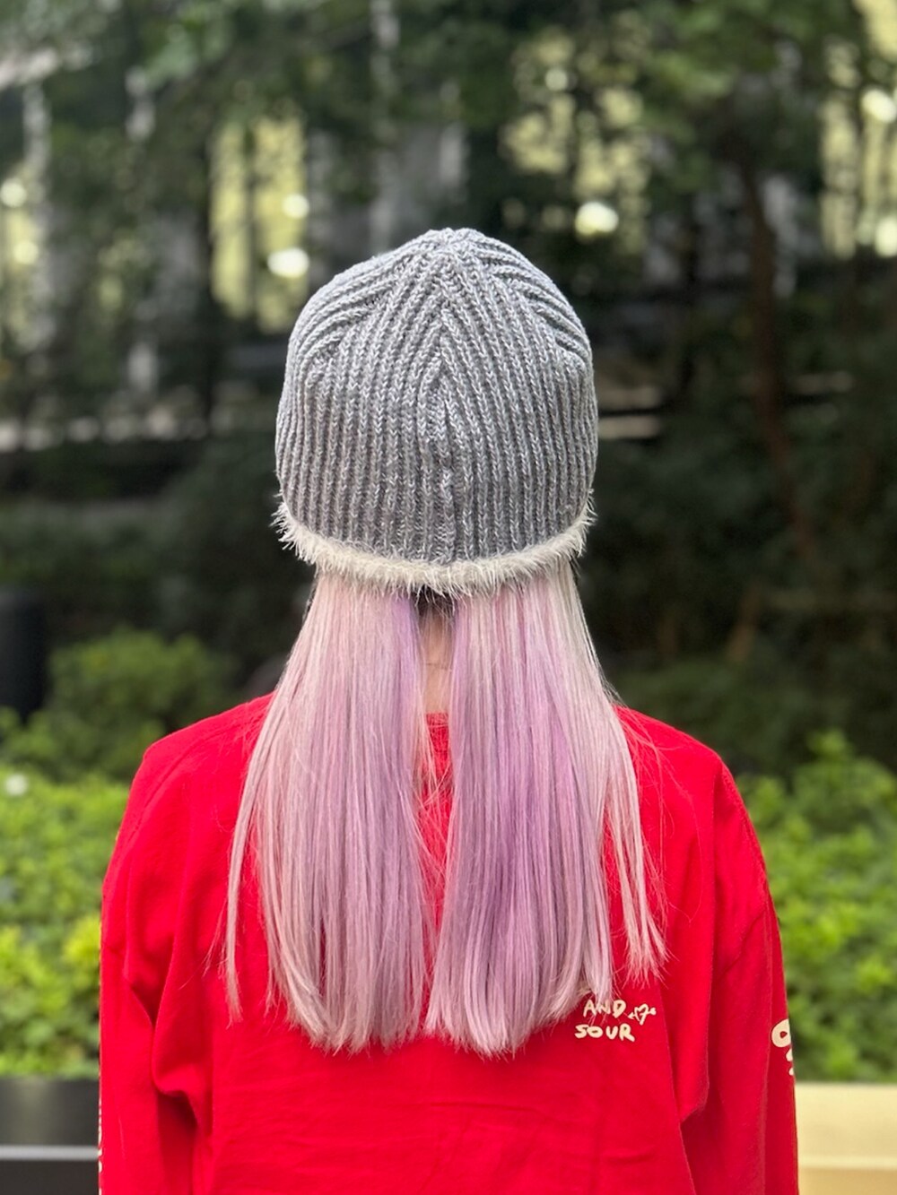 グレー系のニットキャップ/ビーニーを着用したレディースの秋コーディネートの3枚目の写真