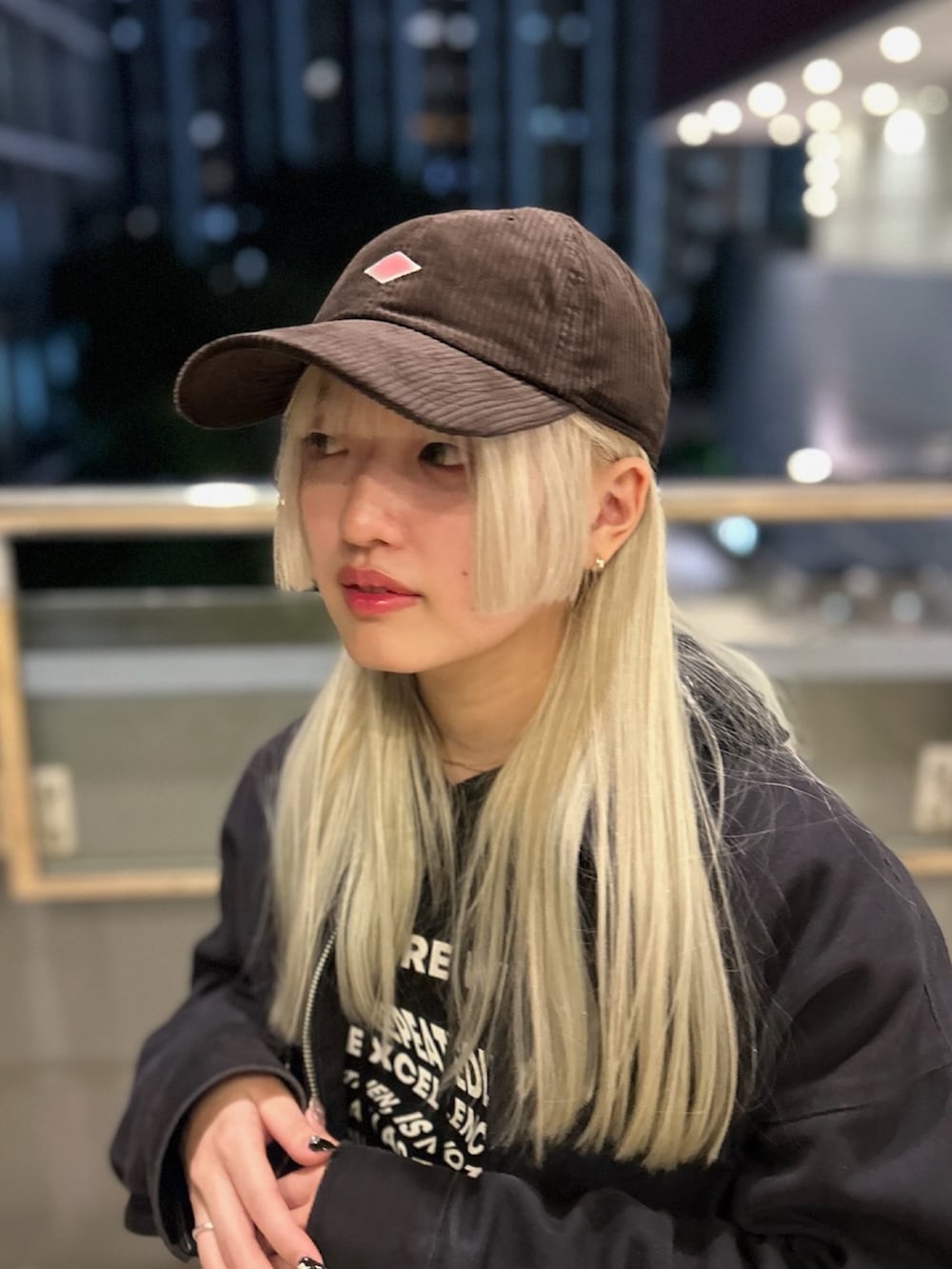 ブラウン系のキャップを着用したレディースの秋コーディネートの2枚目の写真