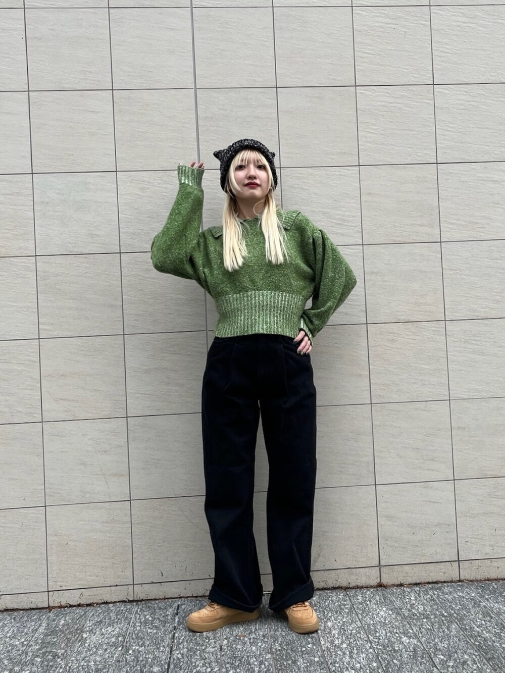 「override、ネコ耳、ネコ、ニット帽、デニム、スニーカー、パンツスタイル、カラーニット」｜「OVERRIDEのOVERRIDE  KNIT MIX CAT BEANIE 猫耳ビーニー（ニットキャップ/ビーニー、ブラック系）」を使った、YUIさん（レディース・157cm）の冬コーディネートの3枚目の写真