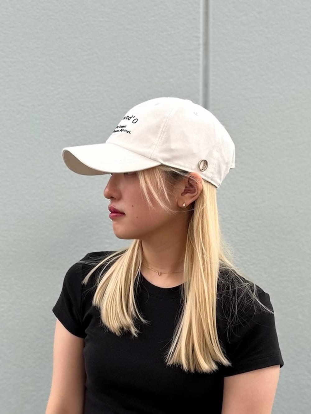 「キャップ、キャップ女子、キャップコーデ、帽子、帽子コーデ、日除け、黒Tシャツ」｜「Chapeau d' OのChapeau d' O  Canvas Arch Logo Cap / シャポードオー（キャップ、ホワイト系）」を使った、YUIさん（レディース・157cm）の夏コーディネートの2枚目の写真