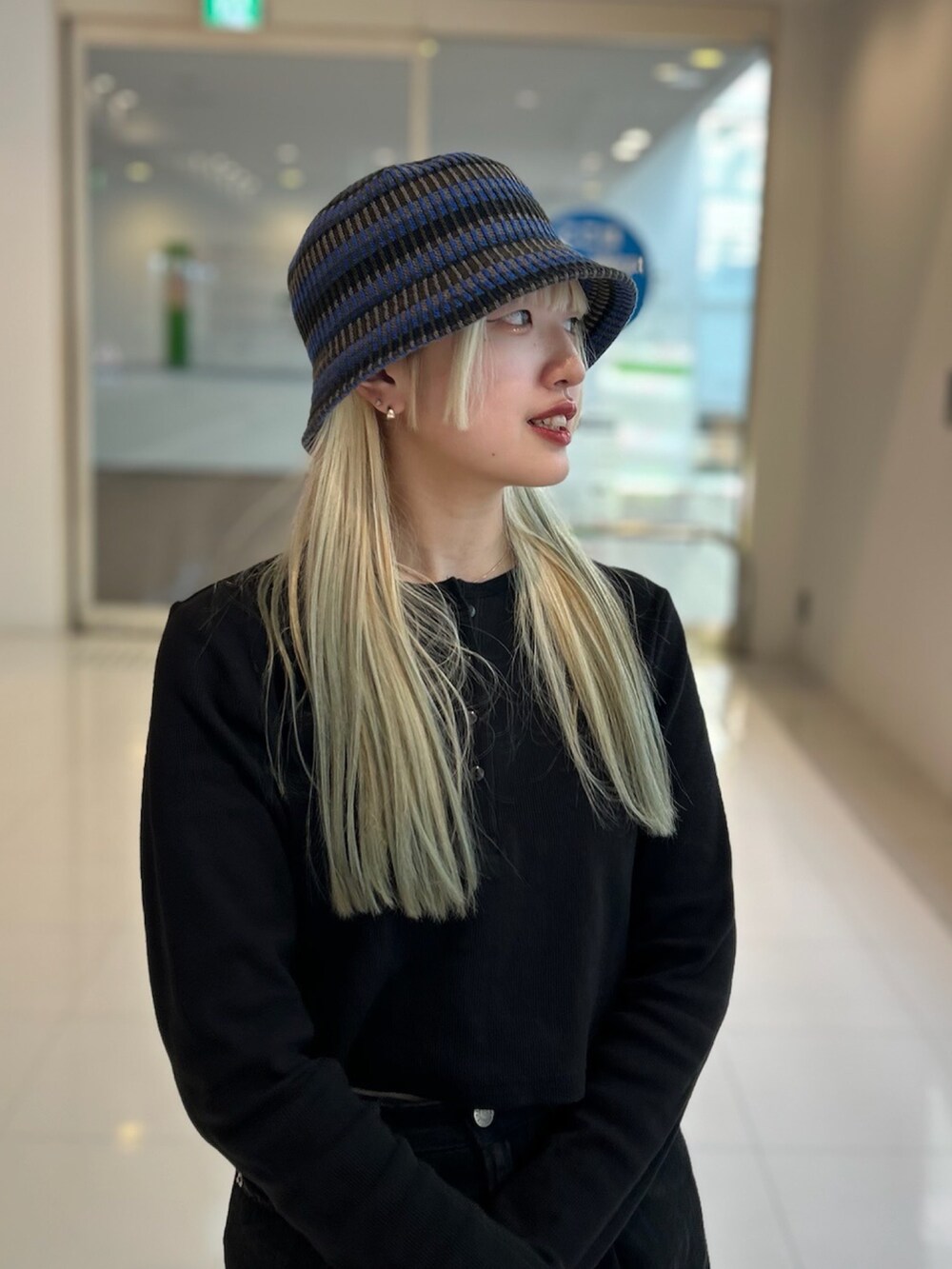 ブラック系のTシャツ/カットソー、ブラック系のデニムパンツ、ブラウン系のスニーカーを着用したレディースの秋コーディネートの2枚目の写真