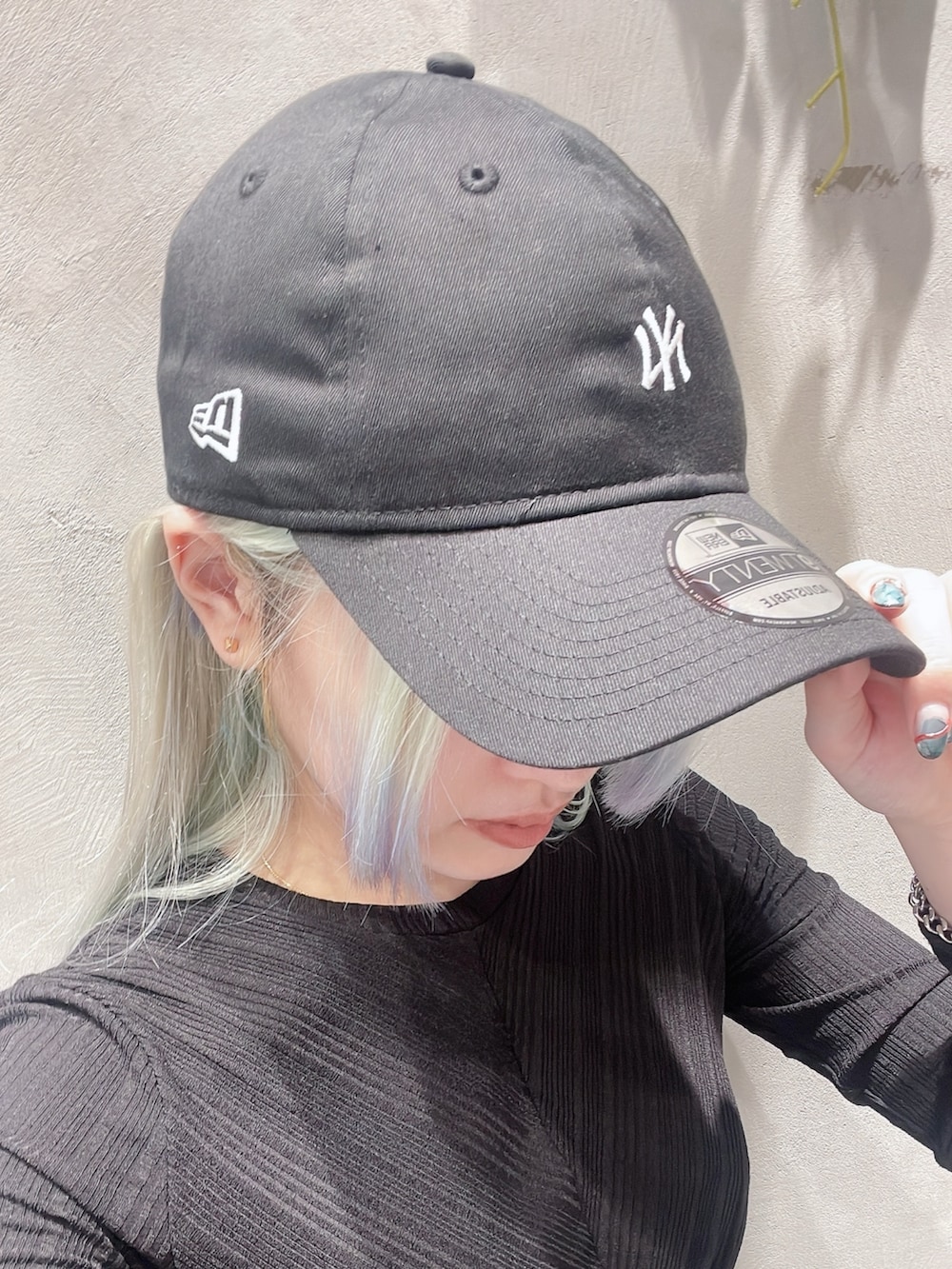 ブラック系のトップス、ブルー系のカーゴパンツ、ブラック系のブーツを着用したレディースの秋コーディネートの2枚目の写真