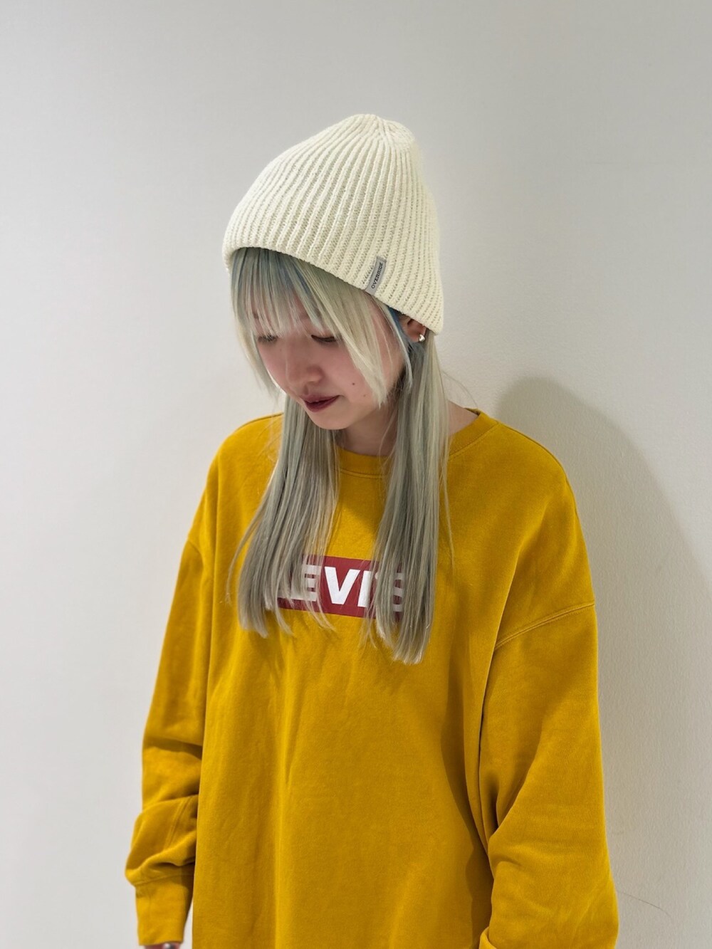 「春コーデ、ニット帽、ビーニー帽、ビーニー、ニット帽コーデ、デニム、デニムパンツ、スニーカー、スニーカーコーデ、override 」｜「OVERRIDEのOVERRIDE  GIMAMIX SHORT BEANIE SGP / オーバーライド（ニットキャップ/ビーニー、ホワイト系）」を使った、YUIさん（レディース・157cm）の春コーディネートの2枚目の写真