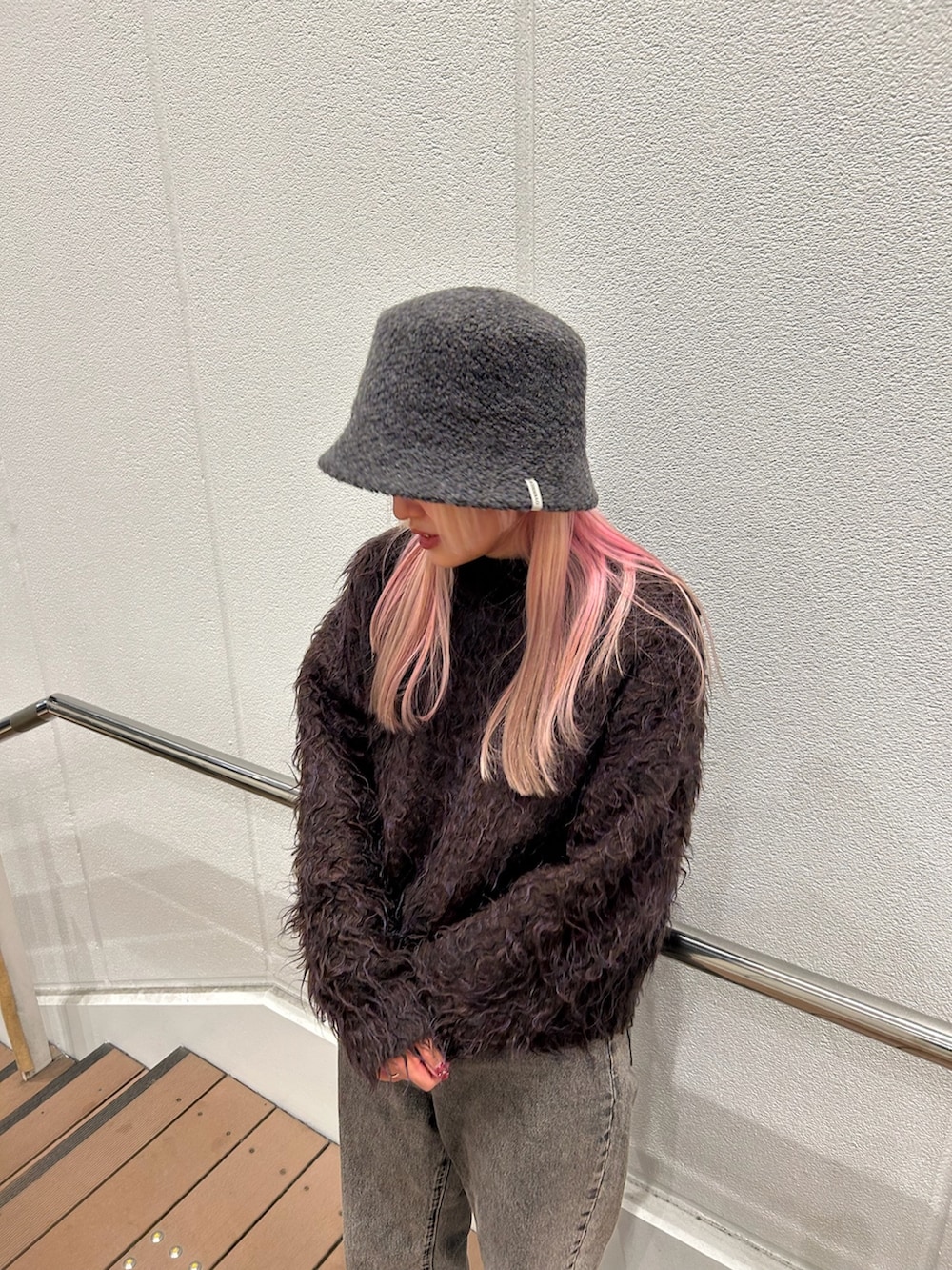 グレー系のハットを着用したレディースの冬コーディネートの3枚目の写真
