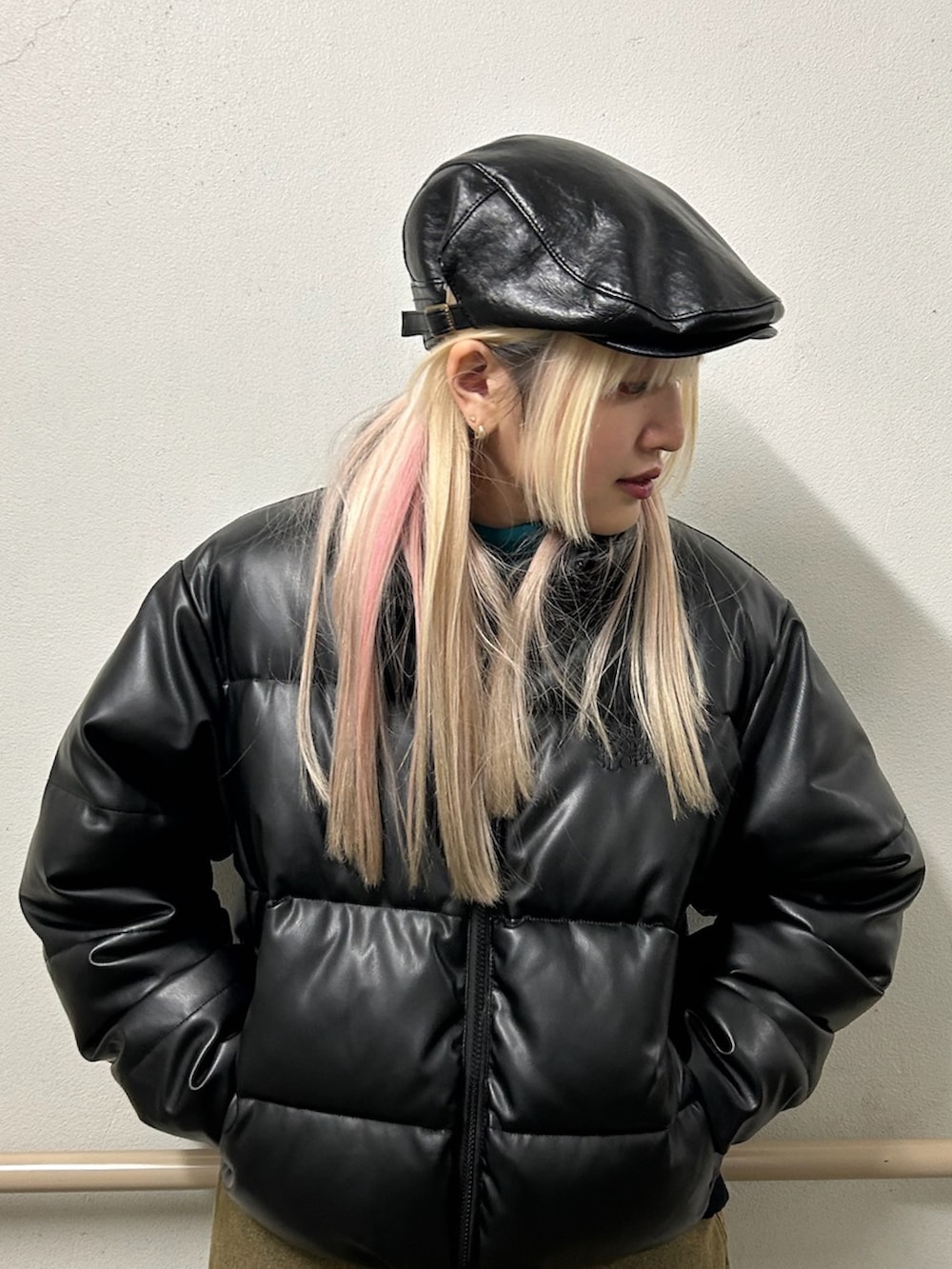 ブラック系のダウンジャケット/コート、ブラウン系のデニムパンツ、ブラック系のスニーカーを着用したレディースの冬コーディネートの3枚目の写真