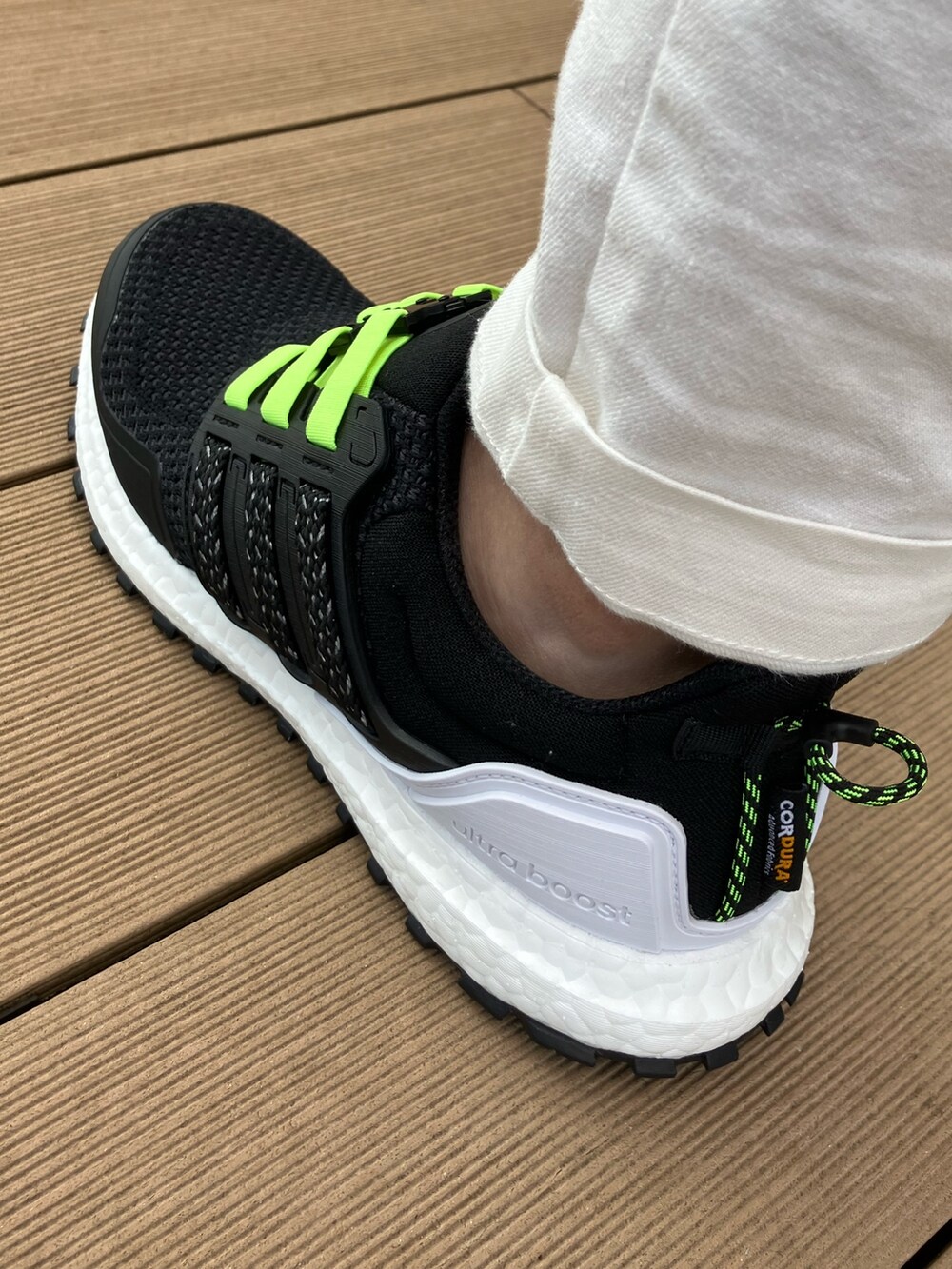 ブラック系のパーカー、ブラック系のスニーカーを着用したメンズの秋コーディネートの3枚目の写真