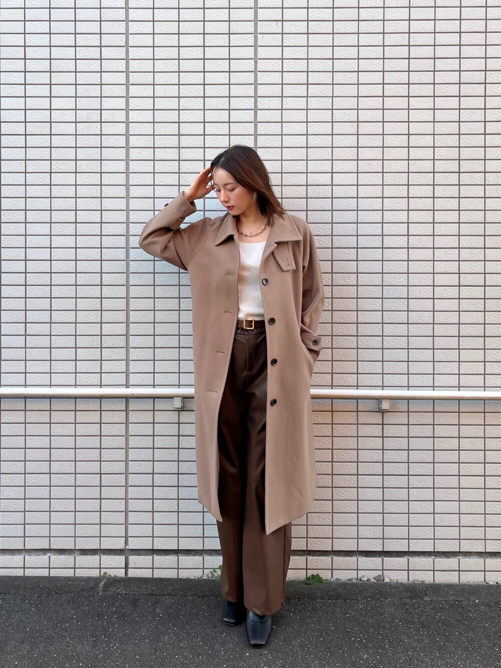 「同系色コーデ、ブラウン、ブラウンコーデ、レザーパンツ、レザー、冬アウター、コート、コートスタイル、秋冬コーデ、オトナ女子、OLコーデ、きれいめカジュアル、大人コーデ、大人ファッション、プチプラコーデ」｜「ENLIKEのPUストレートパンツ（その他パンツ、ブラウン系）」を使った、ENLIKEスタッフさん（骨格ウェーブ・レディース・163cm）の秋コーディネートの2枚目の写真