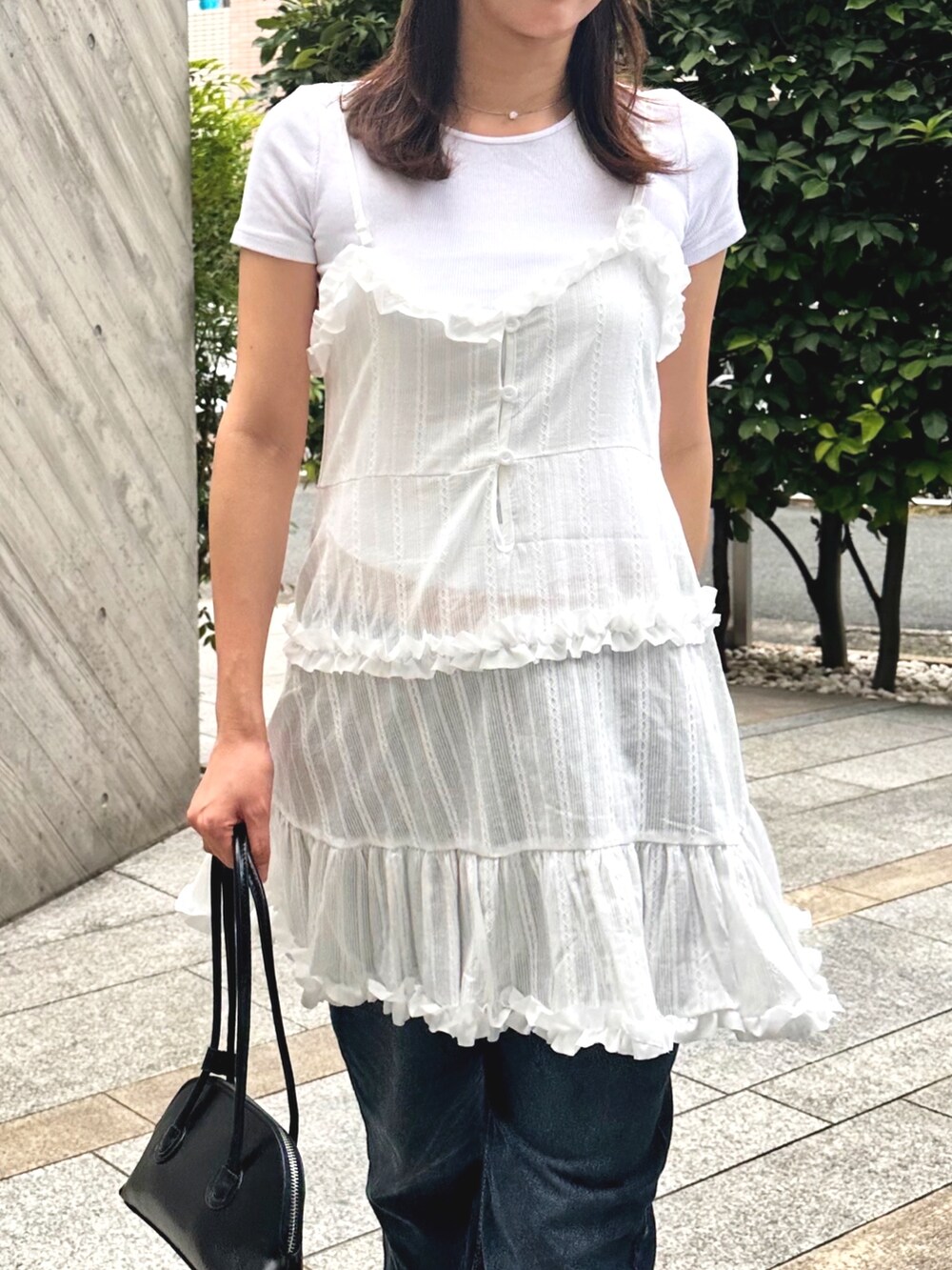 「デートコーデ、デニム、ワンピース、お出かけコーデ、カジュアルコーデ、デニムコーデ、夏服コーデ、ワンピーススタイル、カジュアルガーリー、レイヤードスタイル、女子会コーデ、160cm台コーデ、韓国ファッション、プチプラコーデ、プチプラミックス」｜「ENLIKEの2WAYフリルVネックキャミミニワンピ（ワンピース、ホワイト系）」を使った、ENLIKEスタッフさん（骨格ウェーブ・レディース・163cm）の夏コーディネートの2枚目の写真