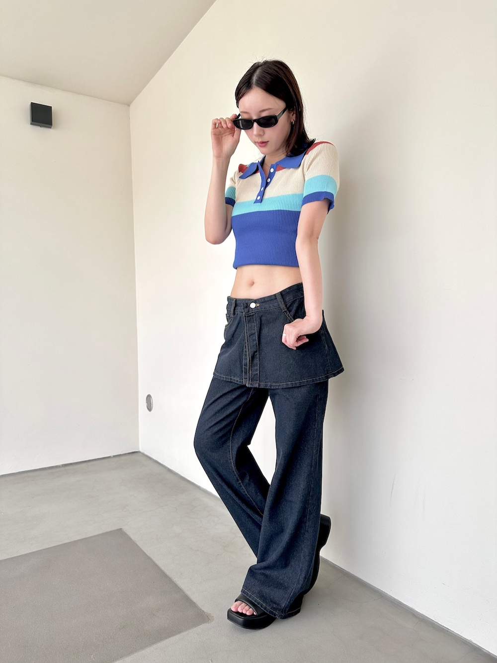 「デニム、サングラス、夏ルックで気分アップ、休日スタイル、ボーダー、カラーコーデ、ミニスカート、夏コーデ、サンダル、プチプラ、シンプルスタイル、パンツスタイル、フレアパンツ、フレアデニム、ポロシャツ」｜「ENLIKEのスカートドッキングフレアデニムパンツ（デニムパンツ、ブルー系）」を使った、ENLIKEスタッフさん（骨格ウェーブ・レディース・163cm）の夏コーディネートの3枚目の写真