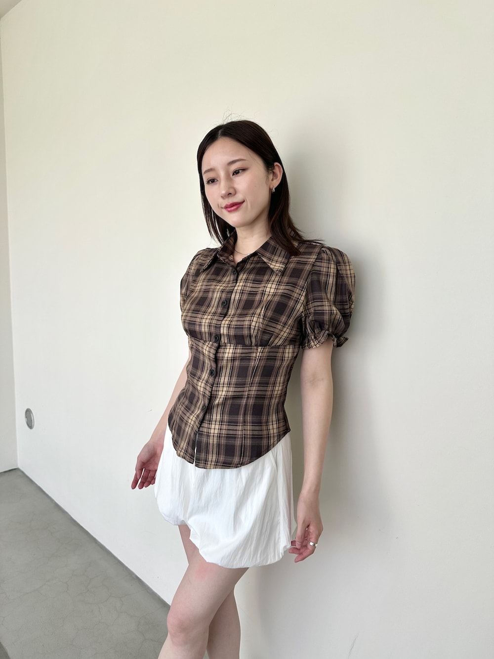 ブラウン系のシャツ/ブラウス、ホワイト系のその他パンツを着用したレディースの夏コーディネートの4枚目の写真