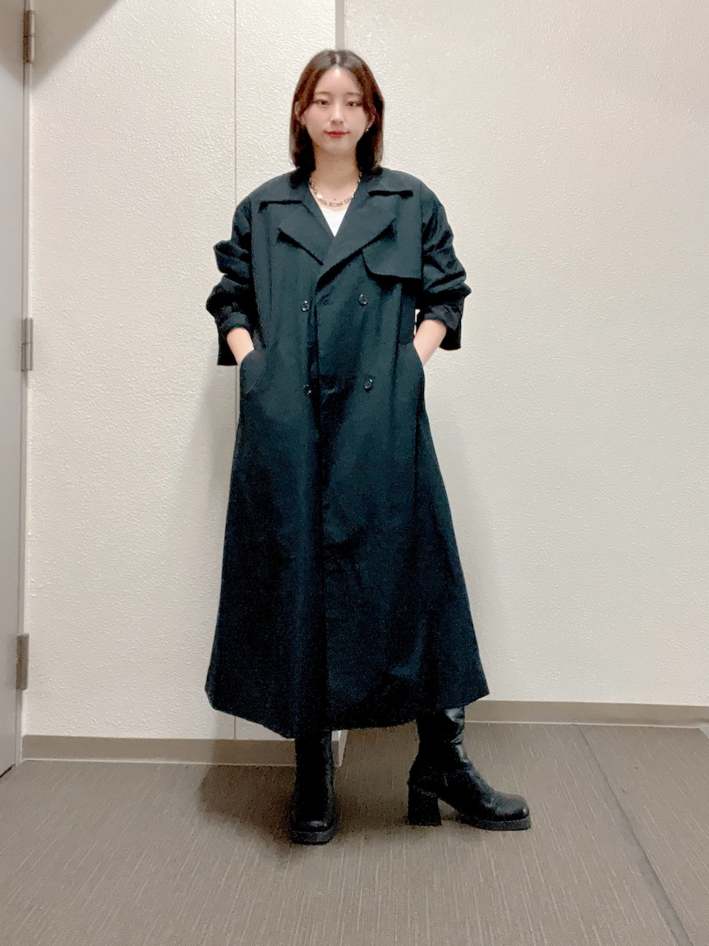 「秋コーデ、トレンチコート、大人女子、プチプラコーデ、ロングブーツ、大人ファッション、秋アウター、コート、オーバーサイズ、ブラックコーデ、ロングコート、カジュアル、レザー、アウターコーデ、骨格ウェーブ」｜「ENLIKEのオーバーサイズシングルトレンチコート（トレンチコート、ブラック系）」を使った、ENLIKEスタッフさん（骨格ウェーブ・レディース・163cm）の秋コーディネートの2枚目の写真