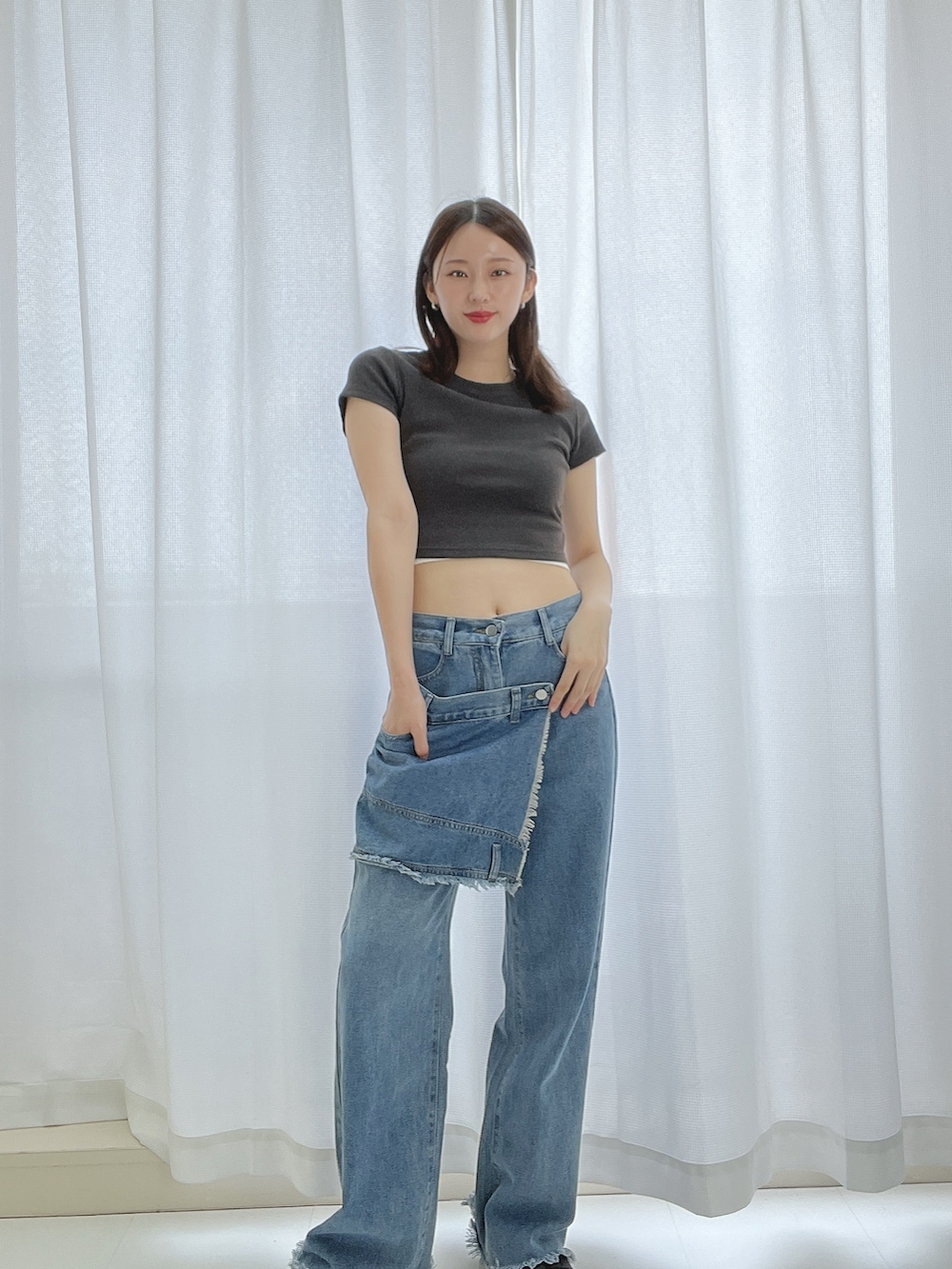 「デニム、シンプルコーデ、夏コーデ、韓国ファッション、プチプラ、お出かけコーデ、フェススタイル、オトナ女子、ラフコーデ、デニムパンツ、ミニ丈、ラップスカート、ラップパンツ、カジュアルコーデ、カジュアル」｜「ENLIKEのラップスカート付デニムパンツ（デニムパンツ、ブルー系）」を使った、ENLIKEスタッフさん（骨格ウェーブ・レディース・163cm）の夏コーディネートの3枚目の写真