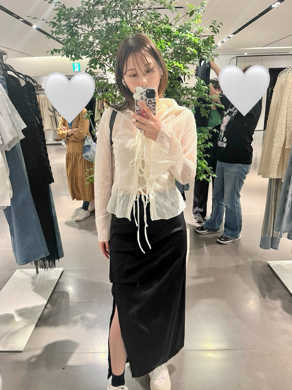 「ブラウス、ブラウスコーデ、ブラウス×スカート、スリットスカート、スリット、UGG、レース、レーストップス、シアー、シアートップス、シア―ブラウス、リボン、リボンブラウス、韓国ファッション、お出かけコーデ」｜「ENLIKEのサイドタックスリットロングスカート（スカート、ブラック系）」を使った、ENLIKEスタッフさん（骨格ウェーブ・レディース・163cm）の夏コーディネートの3枚目の写真