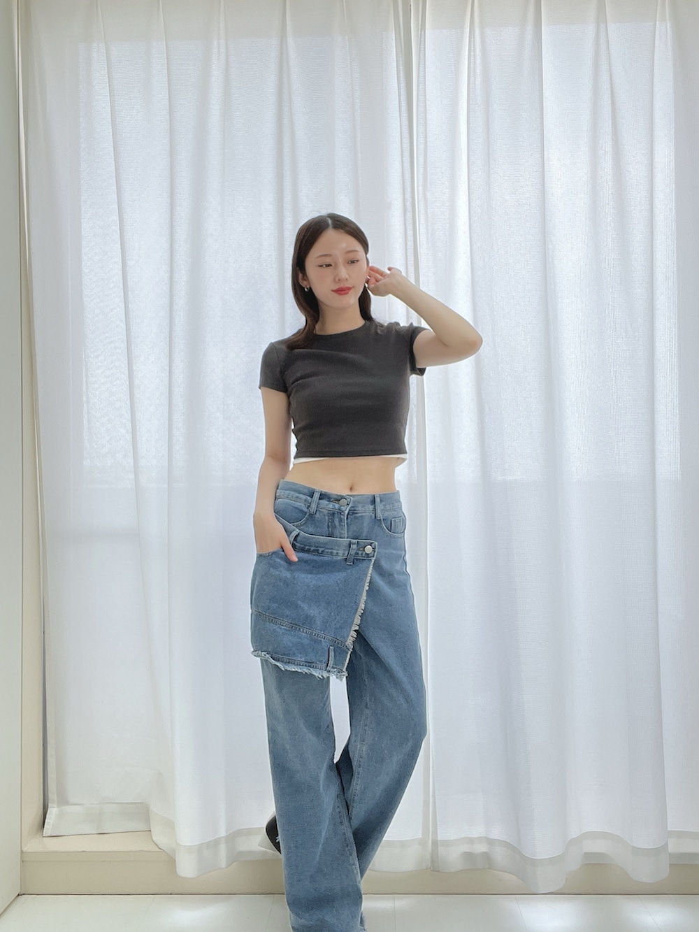 「デニム、シンプルコーデ、夏コーデ、韓国ファッション、プチプラ、お出かけコーデ、フェススタイル、オトナ女子、ラフコーデ、デニムパンツ、ミニ丈、ラップスカート、ラップパンツ、カジュアルコーデ、カジュアル」｜「ENLIKEのラップスカート付デニムパンツ（デニムパンツ、ブルー系）」を使った、ENLIKEスタッフさん（骨格ウェーブ・レディース・163cm）の夏コーディネートの2枚目の写真
