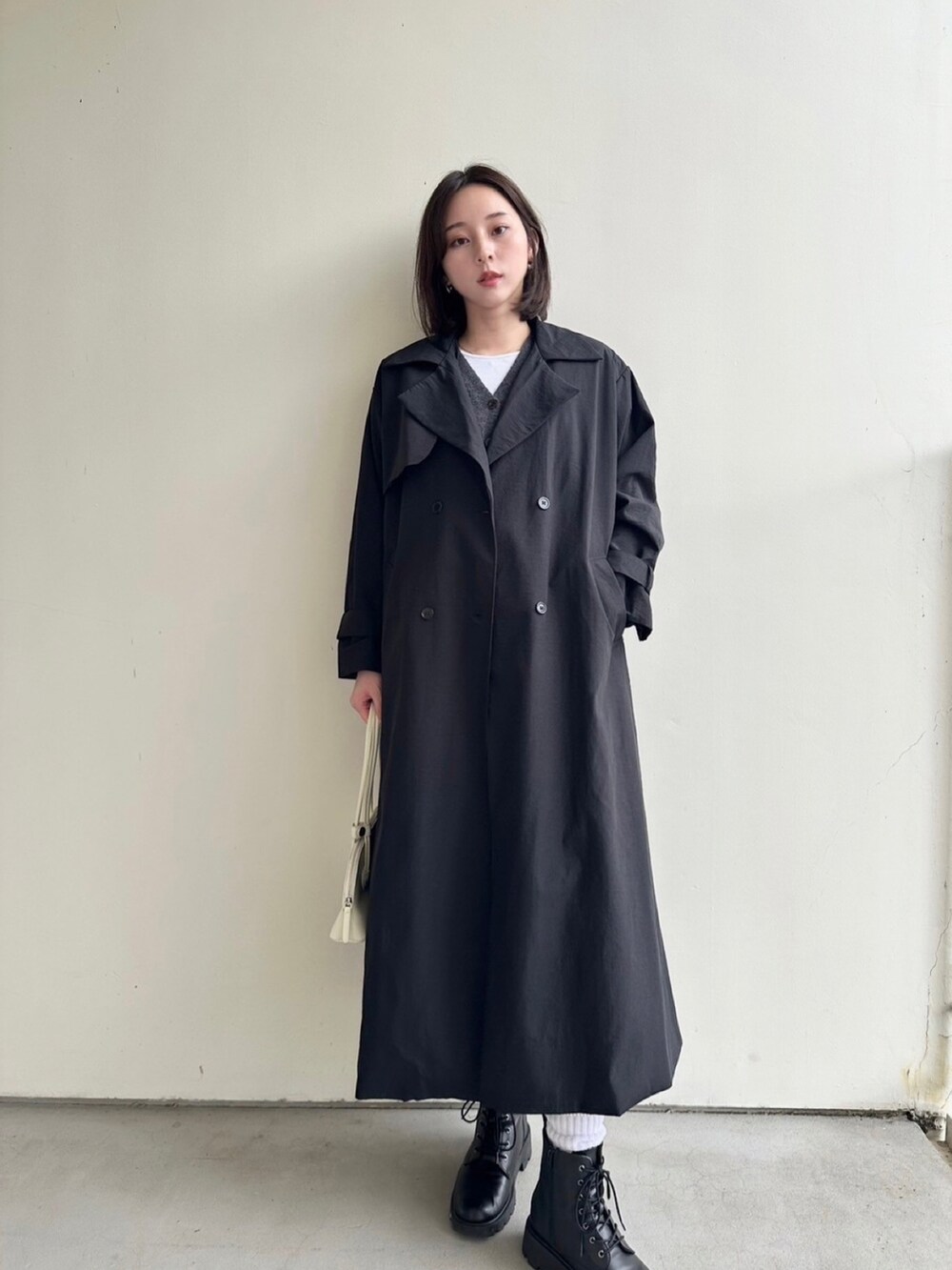 「秋コーデ、トレンチコート、大人女子、プチプラコーデ、ロングブーツ、大人ファッション、秋アウター、コート、オーバーサイズ、ブラックコーデ、ロングコート、カジュアル、レザー、アウターコーデ、骨格ウェーブ」｜「ENLIKEのオーバーサイズシングルトレンチコート（トレンチコート、ブラック系）」を使った、ENLIKEスタッフさん（骨格ウェーブ・レディース・163cm）の秋コーディネートの3枚目の写真