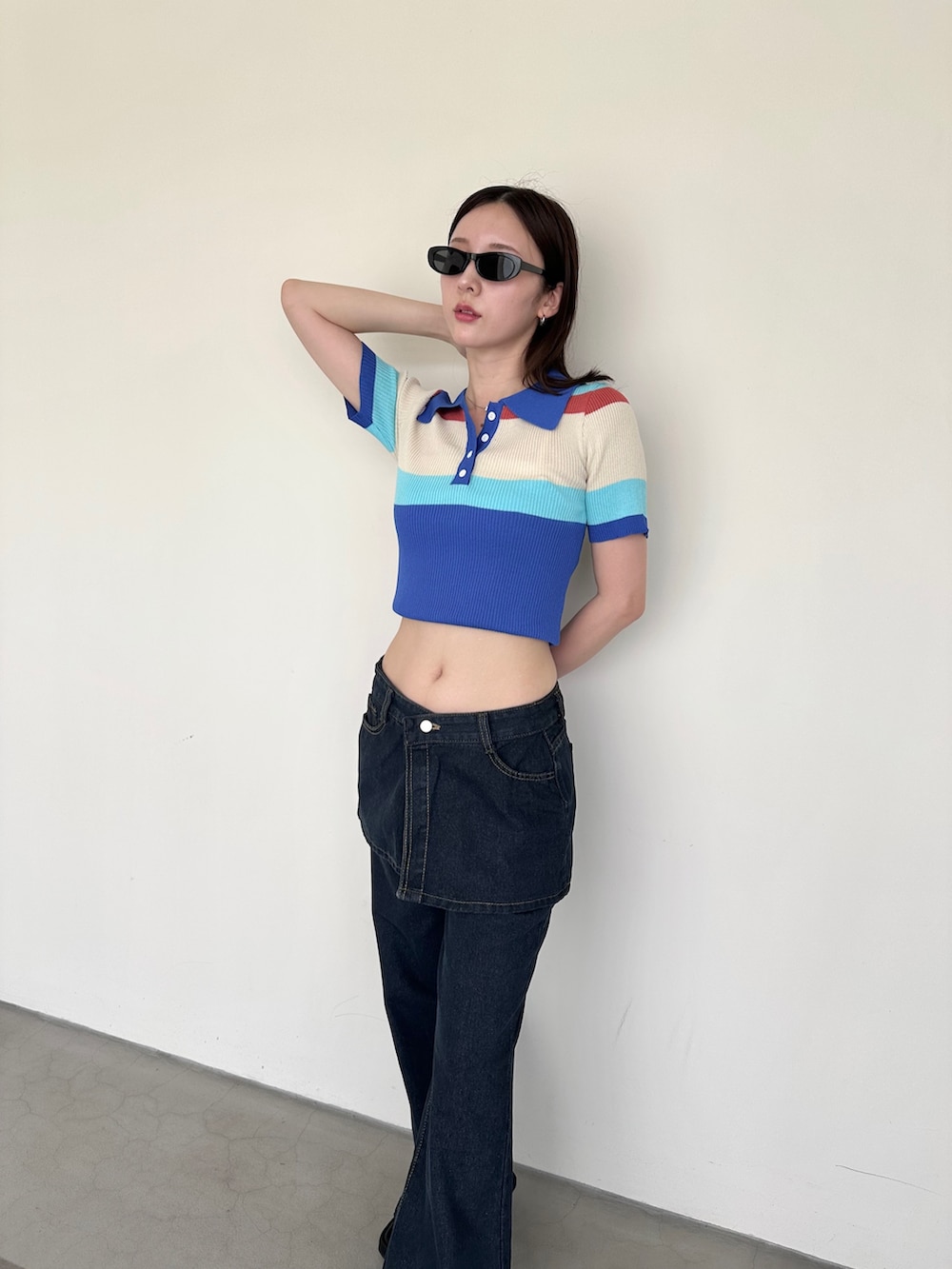 「デニム、サングラス、夏ルックで気分アップ、休日スタイル、ボーダー、カラーコーデ、ミニスカート、夏コーデ、サンダル、プチプラ、シンプルスタイル、パンツスタイル、フレアパンツ、フレアデニム、ポロシャツ」｜「ENLIKEのスカートドッキングフレアデニムパンツ（デニムパンツ、ブルー系）」を使った、ENLIKEスタッフさん（骨格ウェーブ・レディース・163cm）の夏コーディネートの2枚目の写真