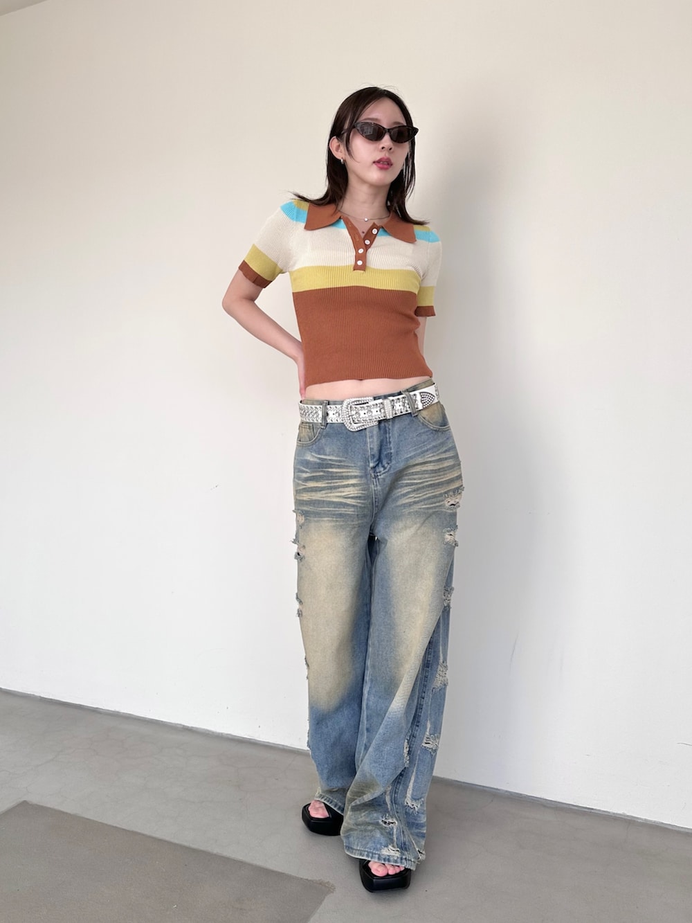 「デニム、サングラス、夏ルックで気分アップ、休日スタイル、ボーダー、カラーコーデ、夏コーデ、ポロシャツ、プチプラ、ワイドデニム、ベルト、キラキラベルト、ダメージデニムパンツ、ダメージデニム、レトロ」｜「ENLIKEのサイドダメージルーズデニムパンツ（デニムパンツ、ブルー系）」を使った、ENLIKEスタッフさん（骨格ウェーブ・レディース・163cm）の夏コーディネートの2枚目の写真