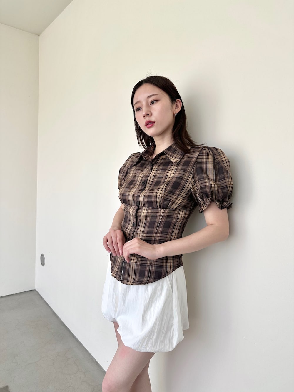 ブラウン系のシャツ/ブラウス、ホワイト系のその他パンツを着用したレディースの夏コーディネートの3枚目の写真