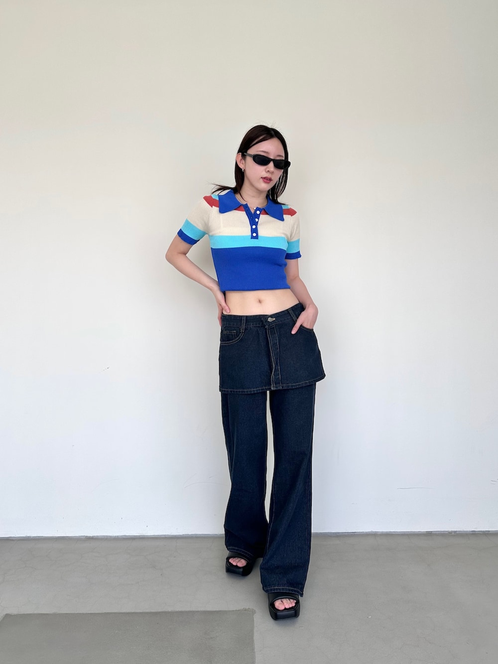「デニム、サングラス、夏ルックで気分アップ、休日スタイル、ボーダー、カラーコーデ、ミニスカート、夏コーデ、サンダル、プチプラ、シンプルスタイル、パンツスタイル、フレアパンツ、フレアデニム、ポロシャツ」｜「ENLIKEのスカートドッキングフレアデニムパンツ（デニムパンツ、ブルー系）」を使った、ENLIKEスタッフさん（骨格ウェーブ・レディース・163cm）の夏コーディネートの5枚目の写真