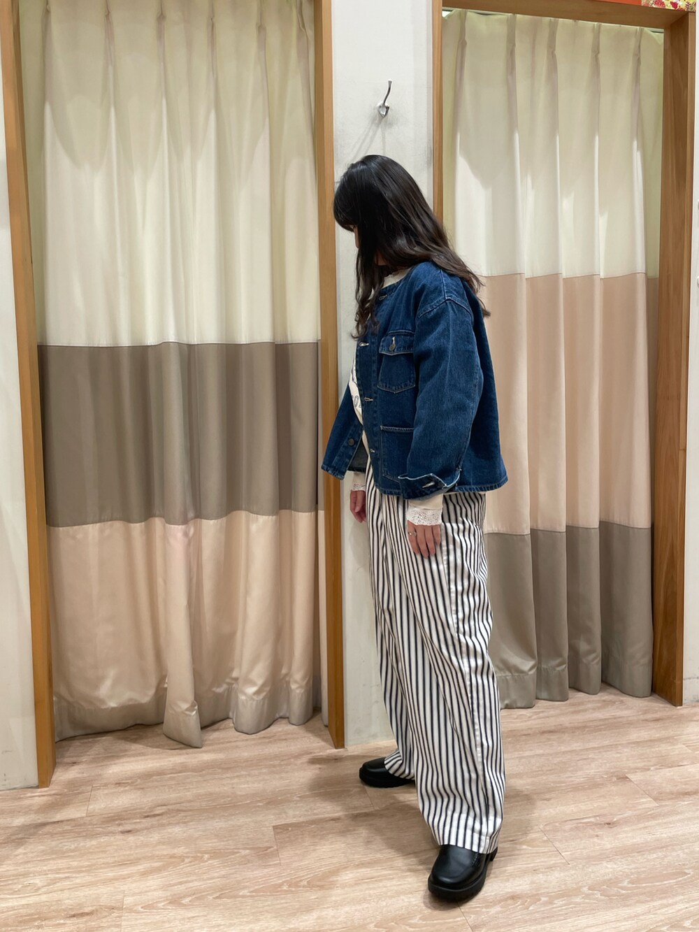 ブルー系のノーカラージャケット、ホワイト系のスウェット、ホワイト系のTシャツ/カットソーを着用したレディースの秋コーディネートの3枚目の写真