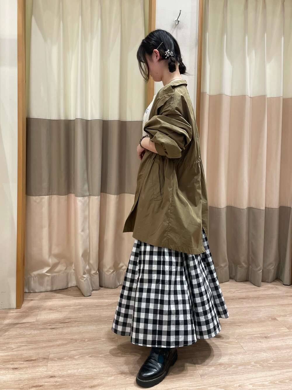 「春夏コーデ、お出かけコーデ、ootd、おしゃれさんと繋がりたい、春カラー、ガーリーコーデ、イエベ、はるコーデ、ブルゾン、カットソー、ラフコーデ、Samansa Mos2、サマンサ モスモス(Samansa Mos2)、スカート、SM2keittioイオンモール日の出店」｜「Samansa Mos2の転写プリントTシャツ（Tシャツ/カットソー、ホワイト系）」を使った、takaさん（レディース・156cm）の春コーディネートの2枚目の写真