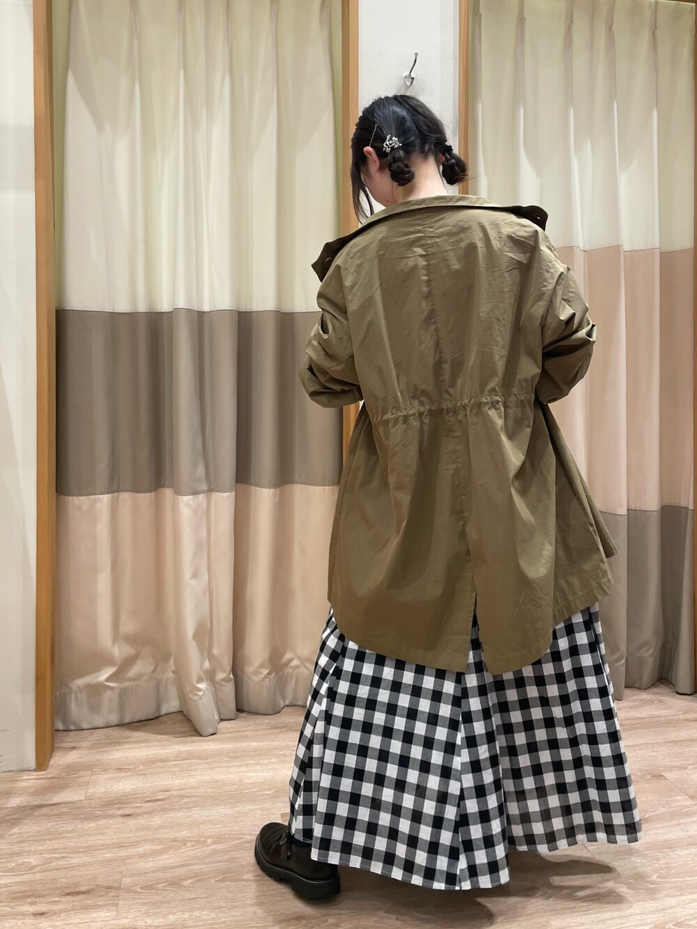 「春夏コーデ、お出かけコーデ、ootd、おしゃれさんと繋がりたい、春カラー、ガーリーコーデ、イエベ、はるコーデ、ブルゾン、カットソー、ラフコーデ、Samansa Mos2、サマンサ モスモス(Samansa Mos2)、スカート、SM2keittioイオンモール日の出店」｜「Samansa Mos2の転写プリントTシャツ（Tシャツ/カットソー、ホワイト系）」を使った、takaさん（レディース・156cm）の春コーディネートの3枚目の写真