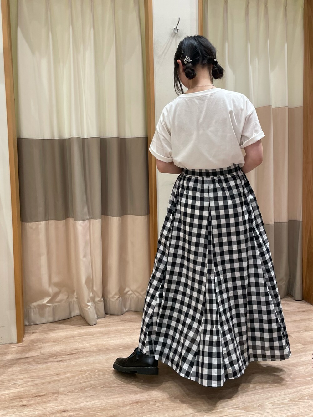 「春夏コーデ、お出かけコーデ、ootd、おしゃれさんと繋がりたい、春カラー、ガーリーコーデ、イエベ、はるコーデ、ブルゾン、カットソー、ラフコーデ、Samansa Mos2、サマンサ モスモス(Samansa Mos2)、スカート、SM2keittioイオンモール日の出店」｜「Samansa Mos2の転写プリントTシャツ（Tシャツ/カットソー、ホワイト系）」を使った、takaさん（レディース・156cm）の春コーディネートの5枚目の写真