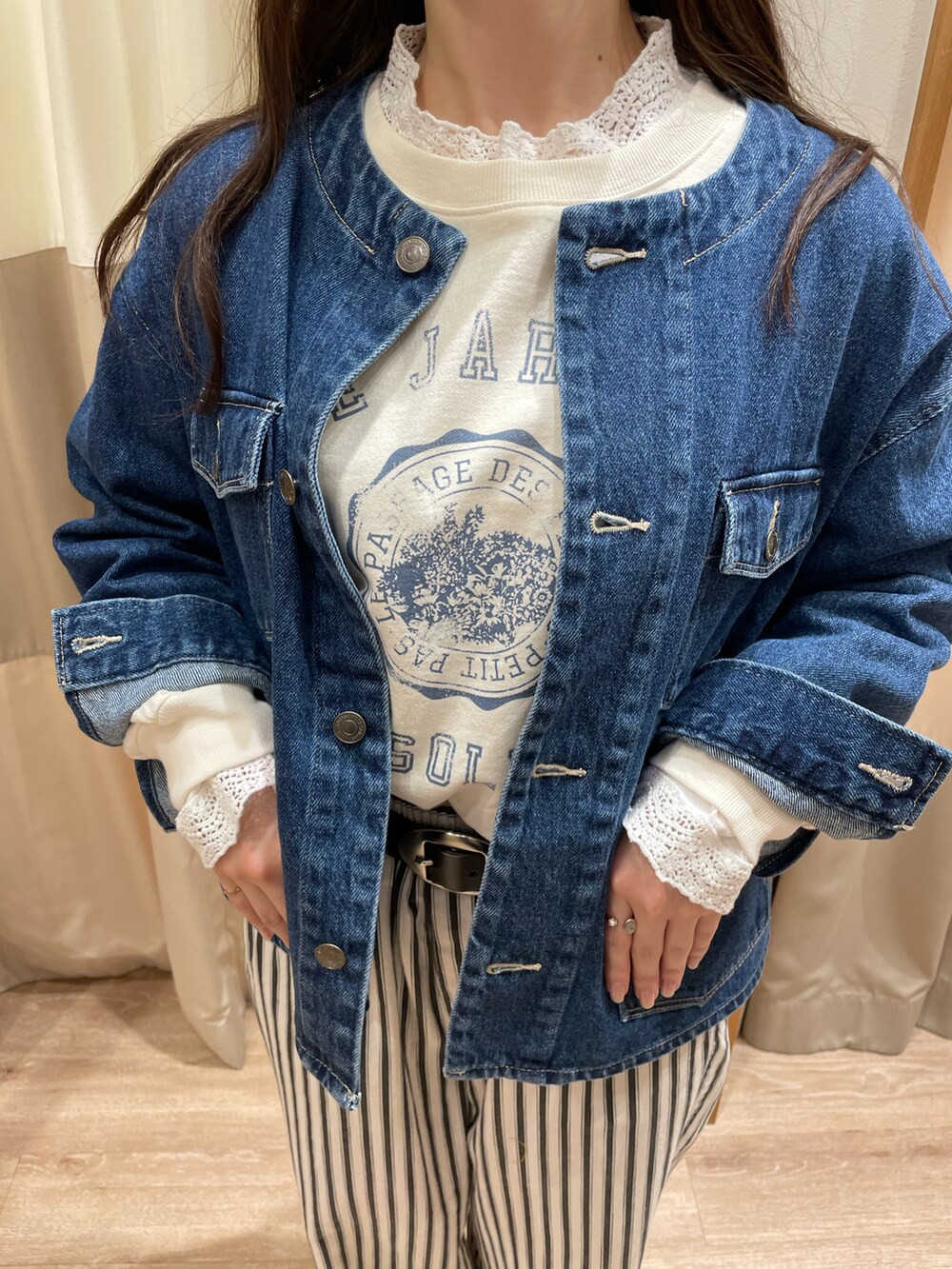 ブルー系のノーカラージャケット、ホワイト系のスウェット、ホワイト系のTシャツ/カットソーを着用したレディースの秋コーディネートの2枚目の写真