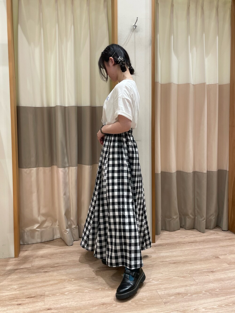 「春夏コーデ、お出かけコーデ、ootd、おしゃれさんと繋がりたい、春カラー、ガーリーコーデ、イエベ、はるコーデ、ブルゾン、カットソー、ラフコーデ、Samansa Mos2、サマンサ モスモス(Samansa Mos2)、スカート、SM2keittioイオンモール日の出店」｜「Samansa Mos2の転写プリントTシャツ（Tシャツ/カットソー、ホワイト系）」を使った、takaさん（レディース・156cm）の春コーディネートの4枚目の写真