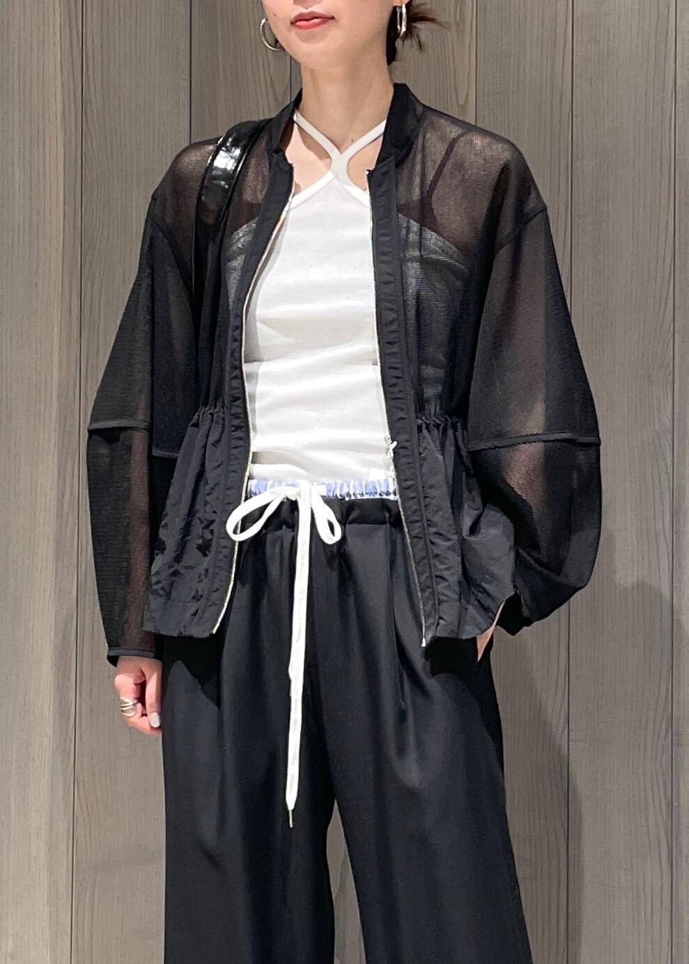 ホワイト系のキャミソール、ブラック系のショルダーバッグ、ブラック系のカーディガン/ボレロを着用したレディースの夏コーディネートの6枚目の写真