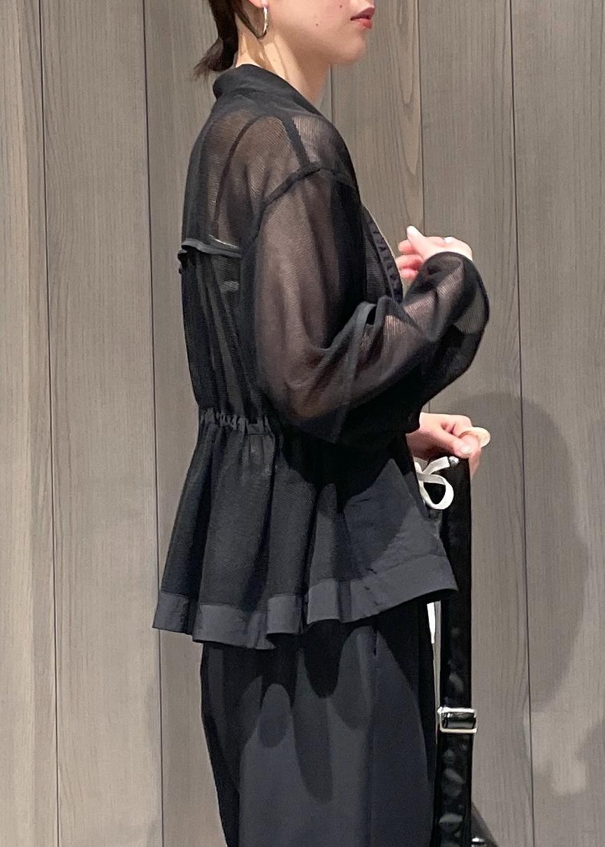 ホワイト系のキャミソール、ブラック系のショルダーバッグ、ブラック系のカーディガン/ボレロを着用したレディースの夏コーディネートの7枚目の写真