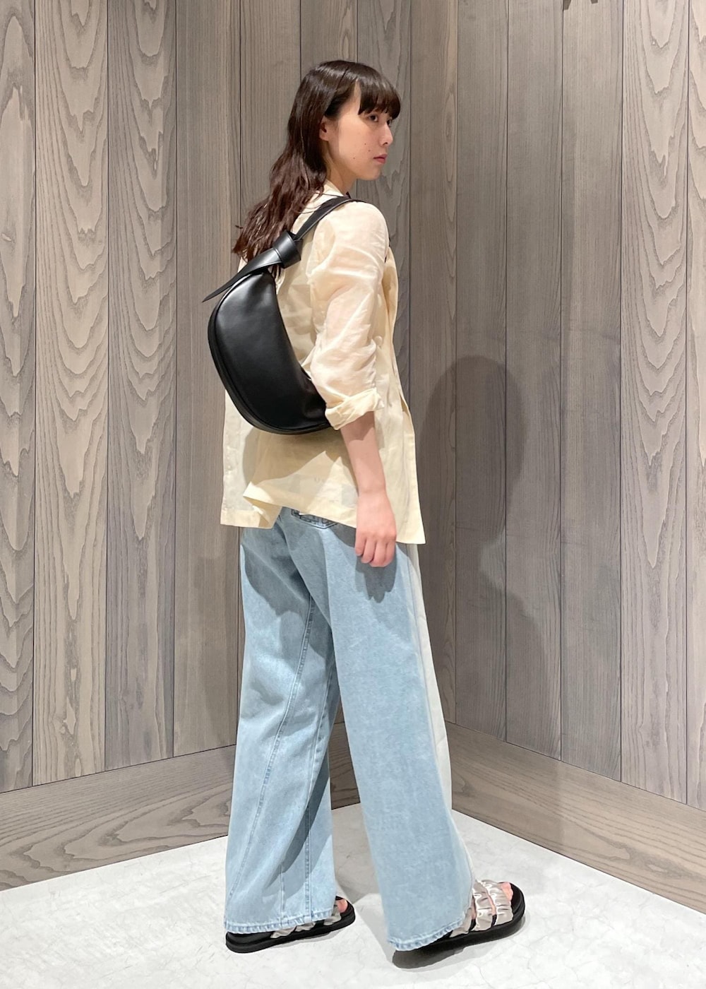 ホワイト系のサンダル、ホワイト系のタンクトップ、ホワイト系のテーラードジャケットを着用したレディースの夏コーディネートの3枚目の写真