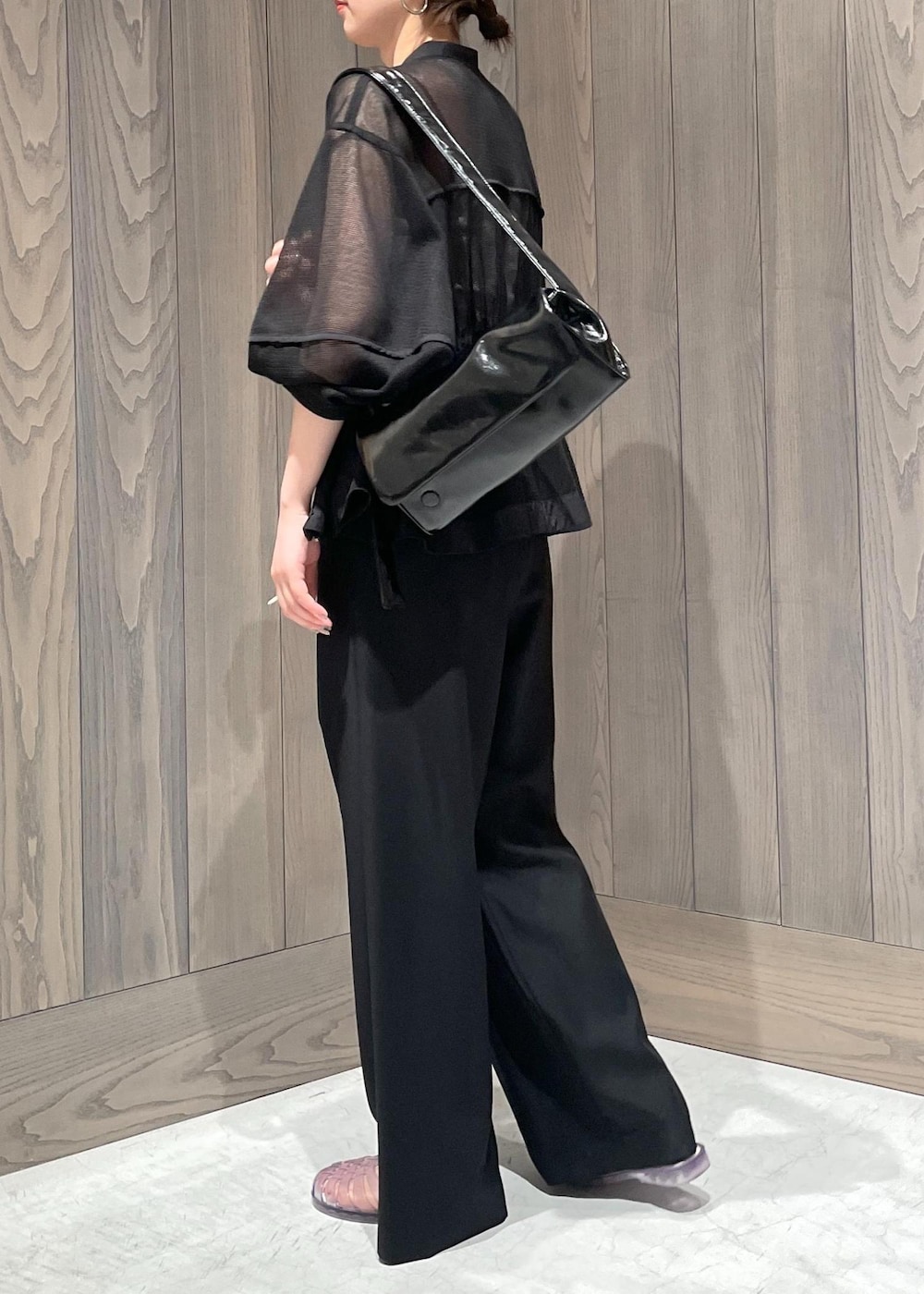 ホワイト系のキャミソール、ブラック系のショルダーバッグ、ブラック系のカーディガン/ボレロを着用したレディースの夏コーディネートの4枚目の写真