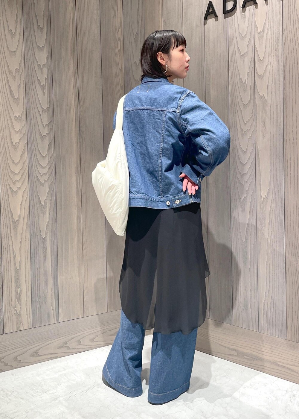 ブラック系のサンダル、ホワイト系のショルダーバッグ、ホワイト系のTシャツ/カットソーを着用したレディースの冬コーディネートの3枚目の写真