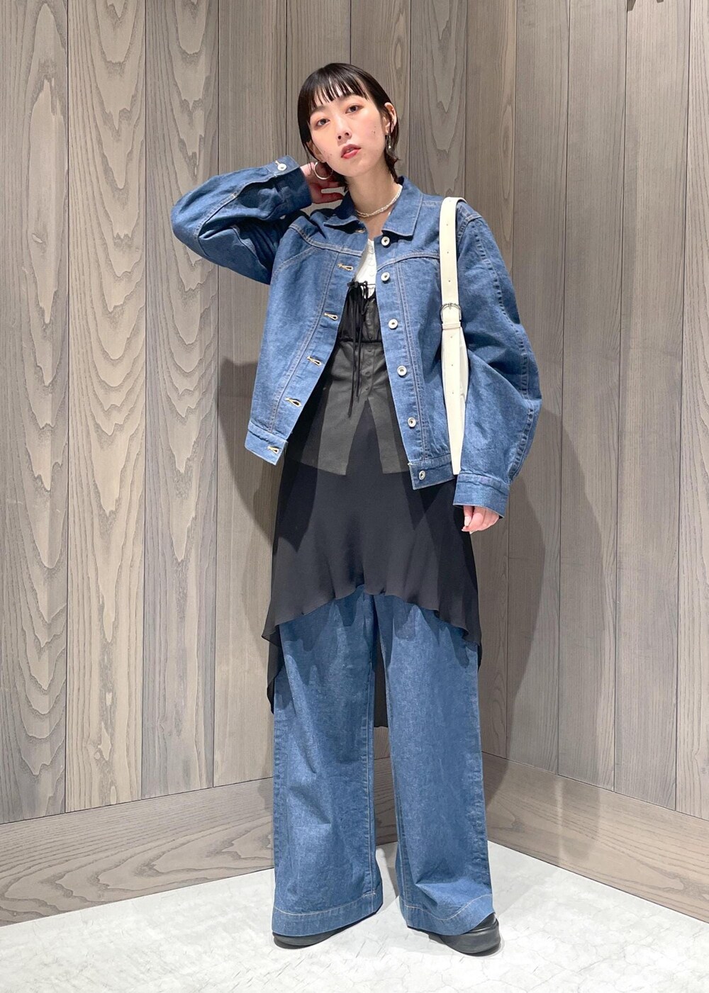 ブラック系のサンダル、ホワイト系のショルダーバッグ、ホワイト系のTシャツ/カットソーを着用したレディースの冬コーディネートの2枚目の写真