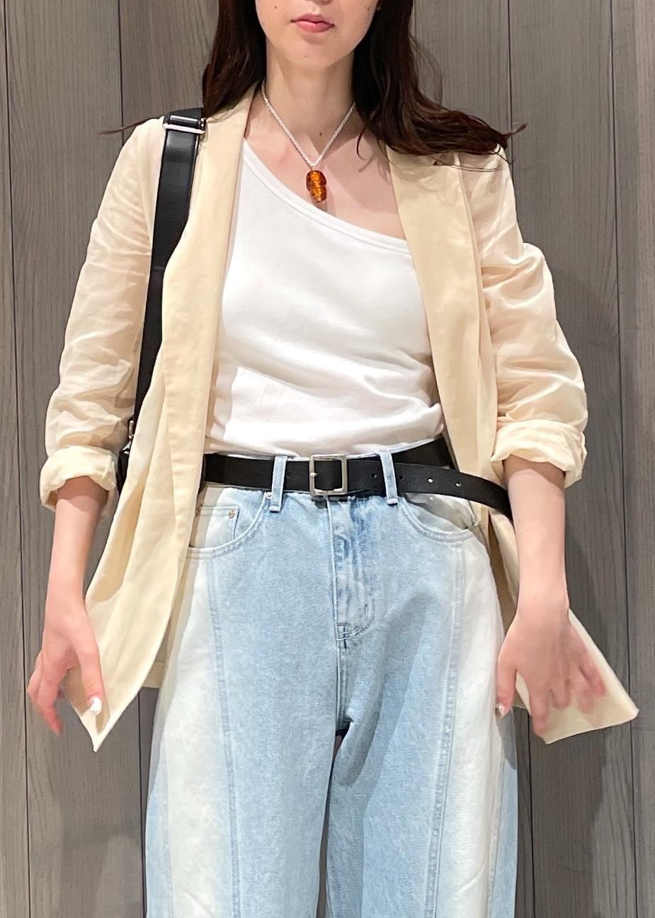 ホワイト系のサンダル、ホワイト系のタンクトップ、ホワイト系のテーラードジャケットを着用したレディースの夏コーディネートの6枚目の写真