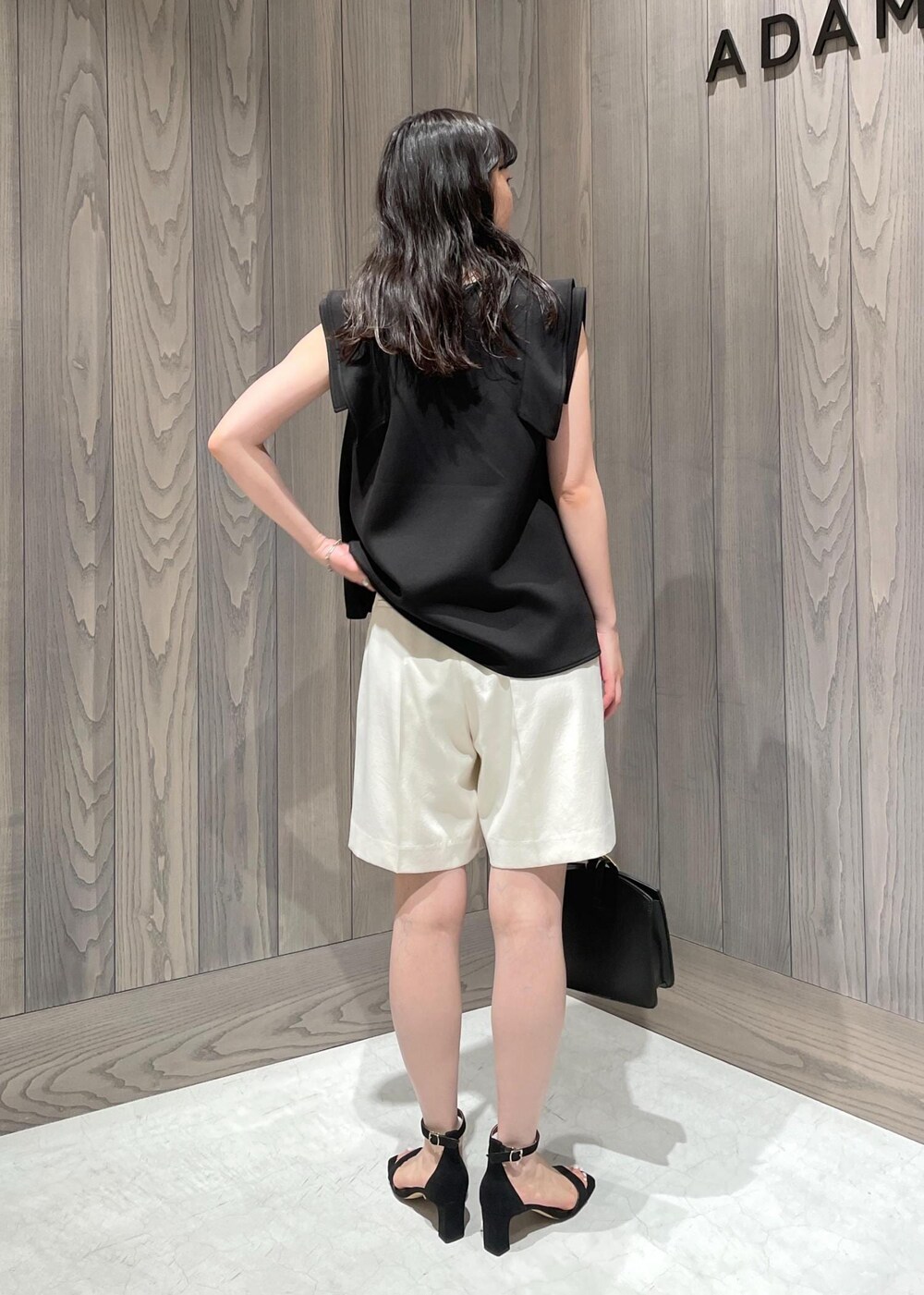 ブラック系のハンドバッグ、ブラック系のサンダル、ホワイト系のその他パンツを着用したレディースの夏コーディネートの3枚目の写真