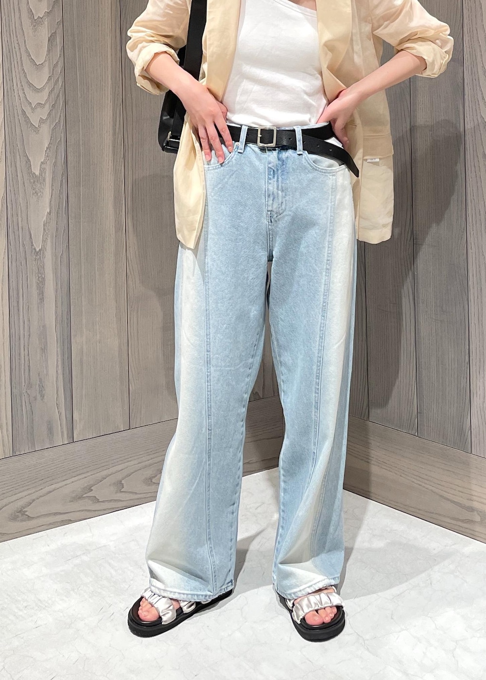 ホワイト系のサンダル、ホワイト系のタンクトップ、ホワイト系のテーラードジャケットを着用したレディースの夏コーディネートの5枚目の写真