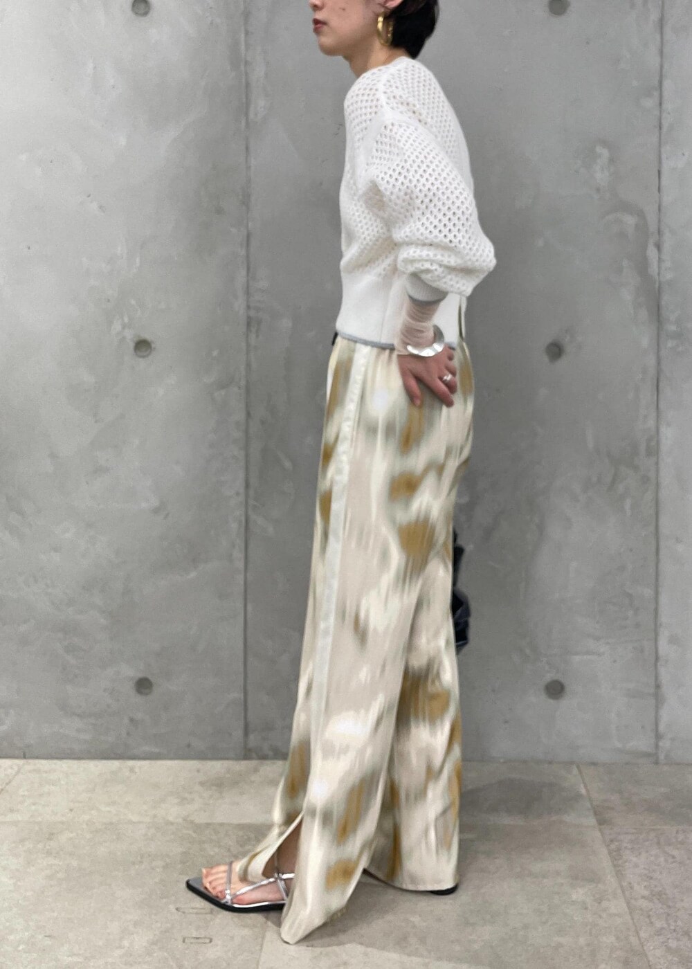 ピンク系のその他パンツ、ホワイト系のニット/セーター、ホワイト系のTシャツ/カットソーを着用したレディースの冬コーディネートの4枚目の写真