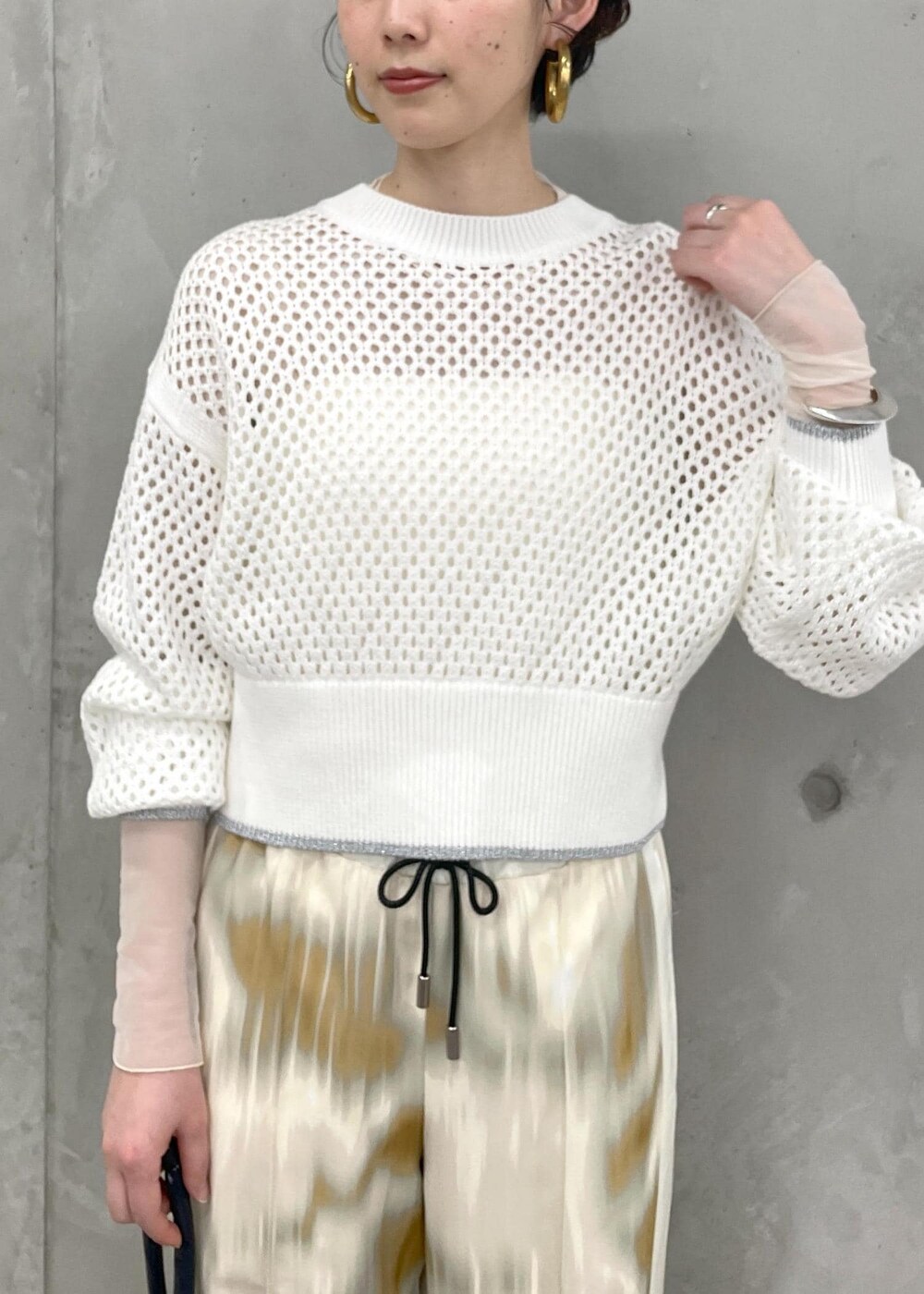 ピンク系のその他パンツ、ホワイト系のニット/セーター、ホワイト系のTシャツ/カットソーを着用したレディースの冬コーディネートの6枚目の写真