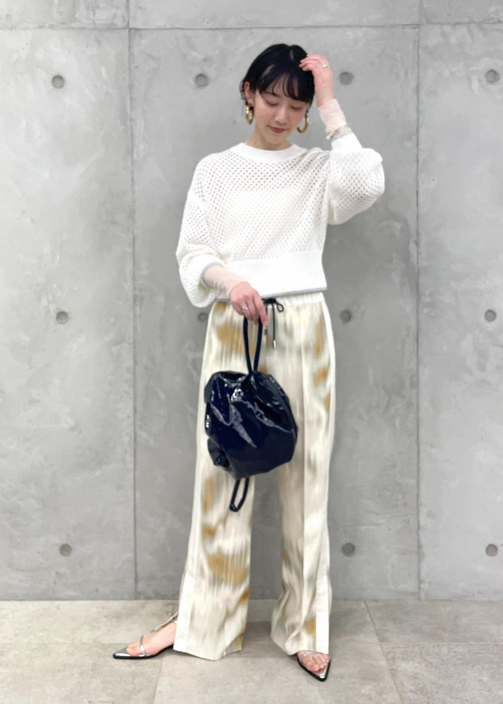 ピンク系のその他パンツ、ホワイト系のニット/セーター、ホワイト系のTシャツ/カットソーを着用したレディースの冬コーディネートの3枚目の写真