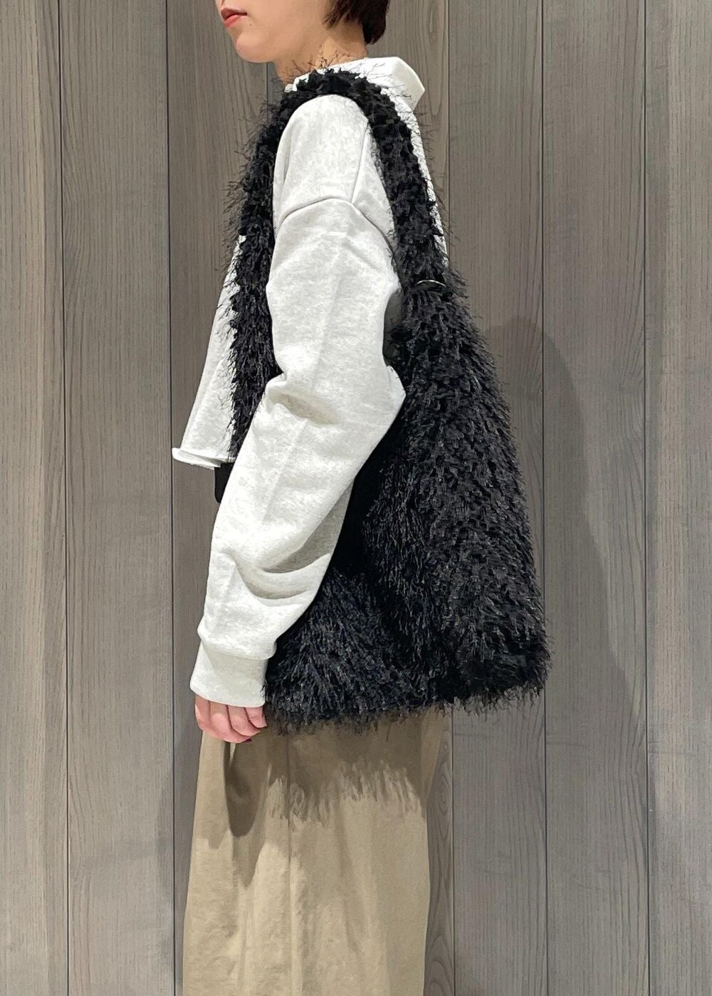 グリーン系のスラックス、ホワイト系のTシャツ/カットソー、シルバー系のブーツを着用したレディースの秋コーディネートの8枚目の写真