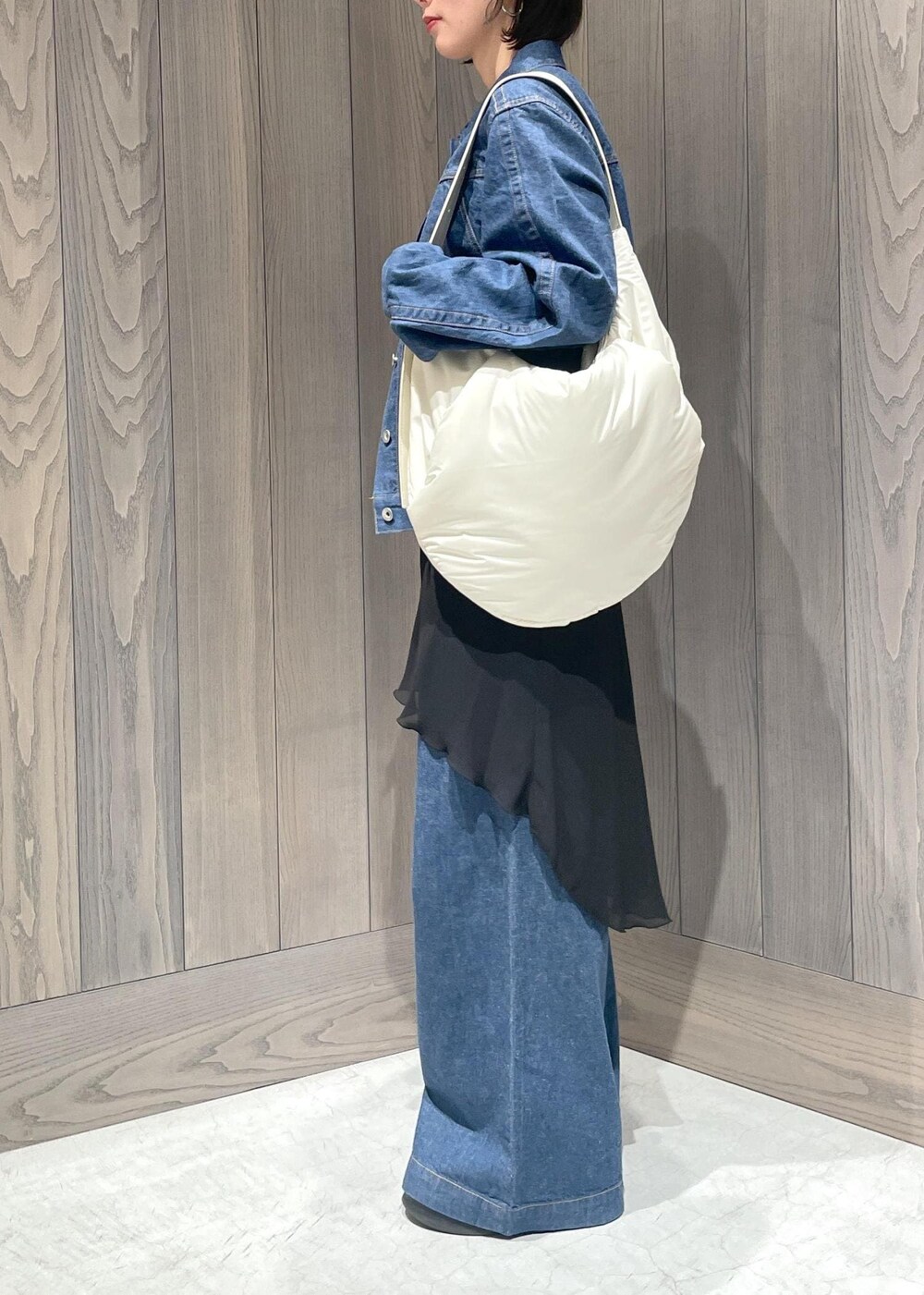 ブラック系のサンダル、ホワイト系のショルダーバッグ、ホワイト系のTシャツ/カットソーを着用したレディースの冬コーディネートの4枚目の写真