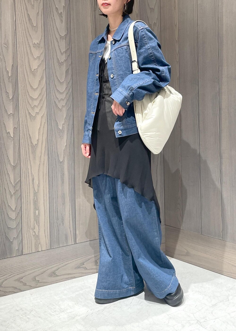 ブラック系のサンダル、ホワイト系のショルダーバッグ、ホワイト系のTシャツ/カットソーを着用したレディースの冬コーディネートの5枚目の写真